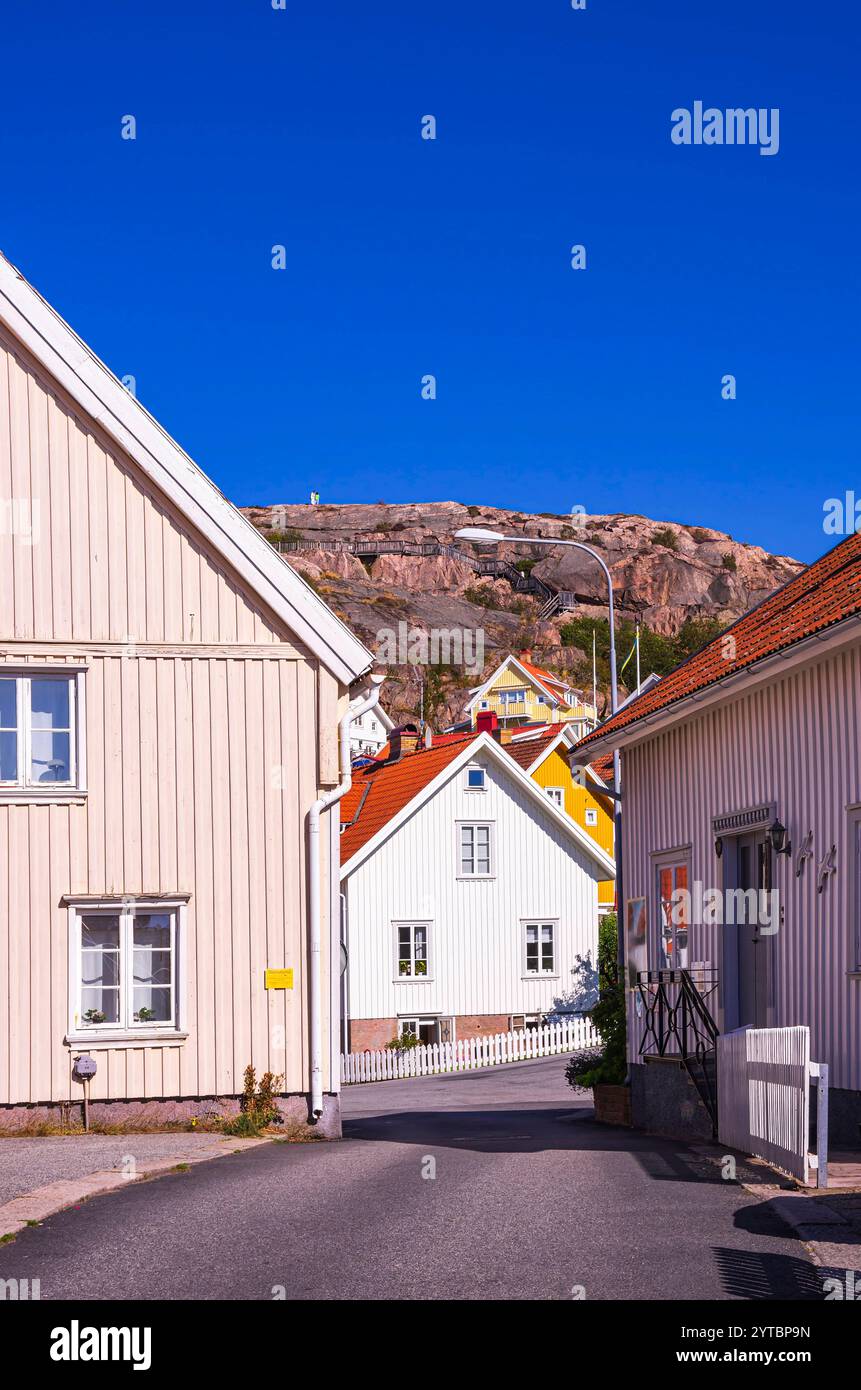 Malerisches Fjällbacka, Bohuslän, Schweden Malerisch gelegene Wohnhäuser unterhalb des Vetteberget, des Hausbergs von Fjällbacka in Bohuslän, Västra Götalands län, Schweden. Stockfoto