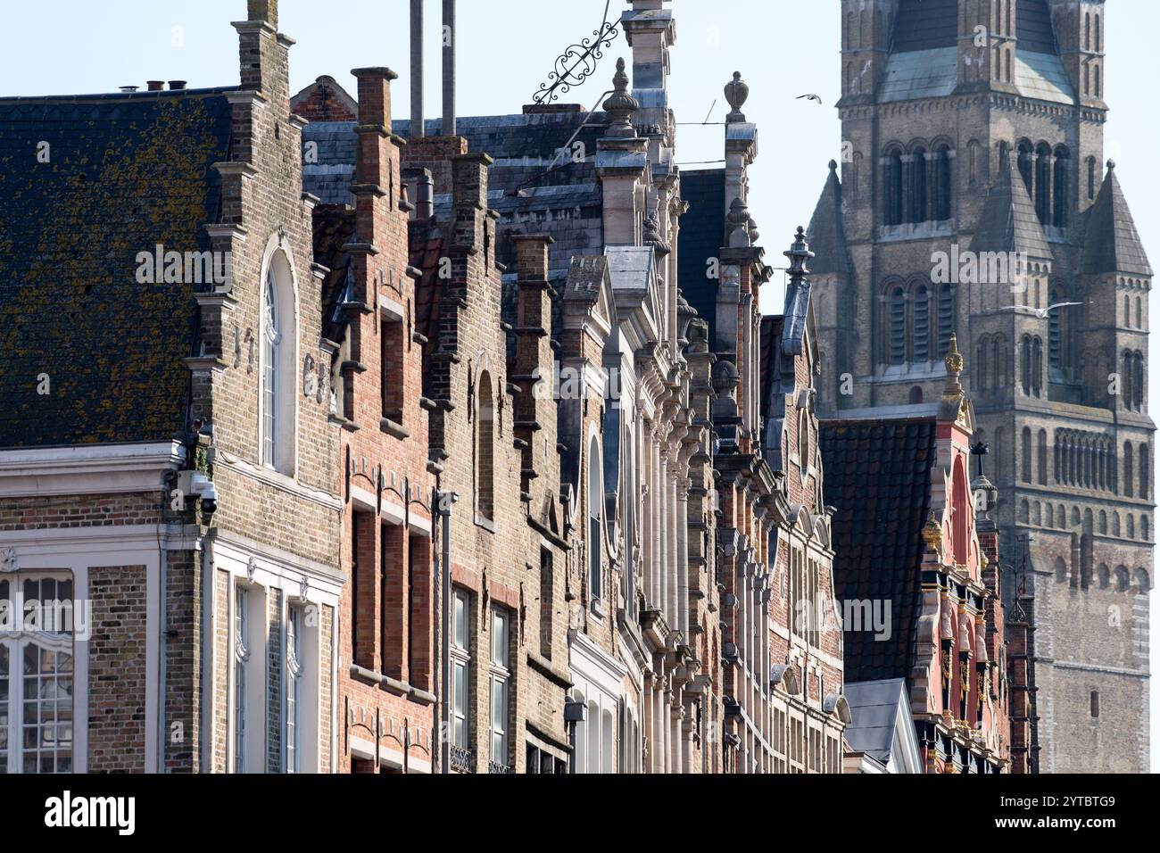 Steenstraat, die Haupteinkaufsstraße Brügge und der Turm im romanischen Wiedergeburtsstil mit romanischer und brabantischer Gotik Sint Salvatorskathedraal / Kathedrale Stockfoto