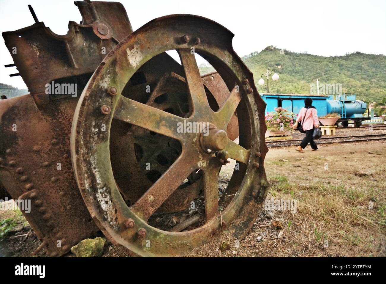 Bahnschrottplatz in der Nähe des Eisenbahnmuseums in Sawahlunto, einer ehemaligen Kohlebergbaustadt in West Sumatra, Indonesien. Stockfoto