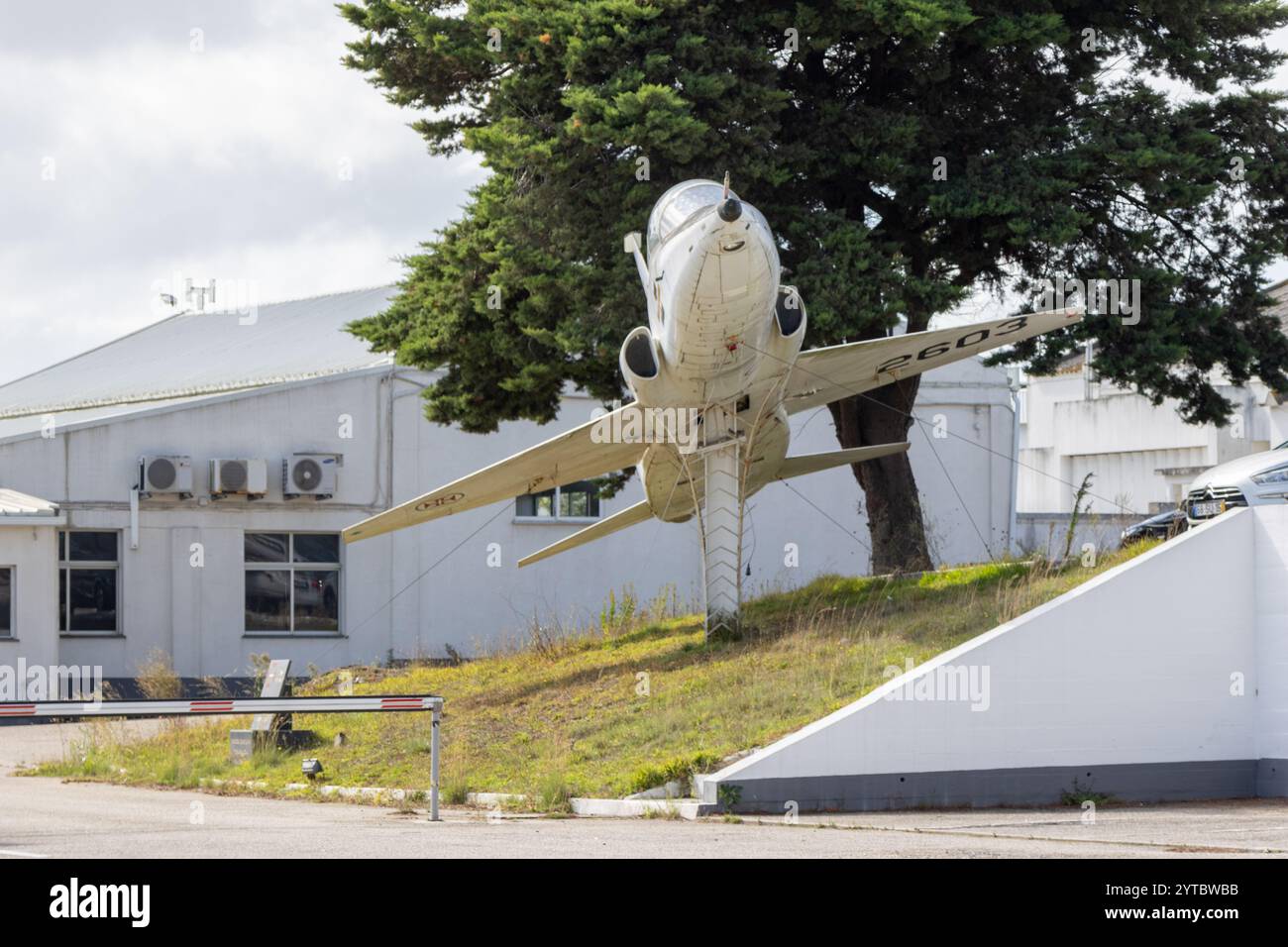 Lockheed t 33 Shooting Star, ein amerikanischer Unterschall-Jet-Trainer, ausgestellt auf einem Sockel am lissabonner Militärflugplatz Nr. 1 - at1 - der portugiesischen Luft Stockfoto