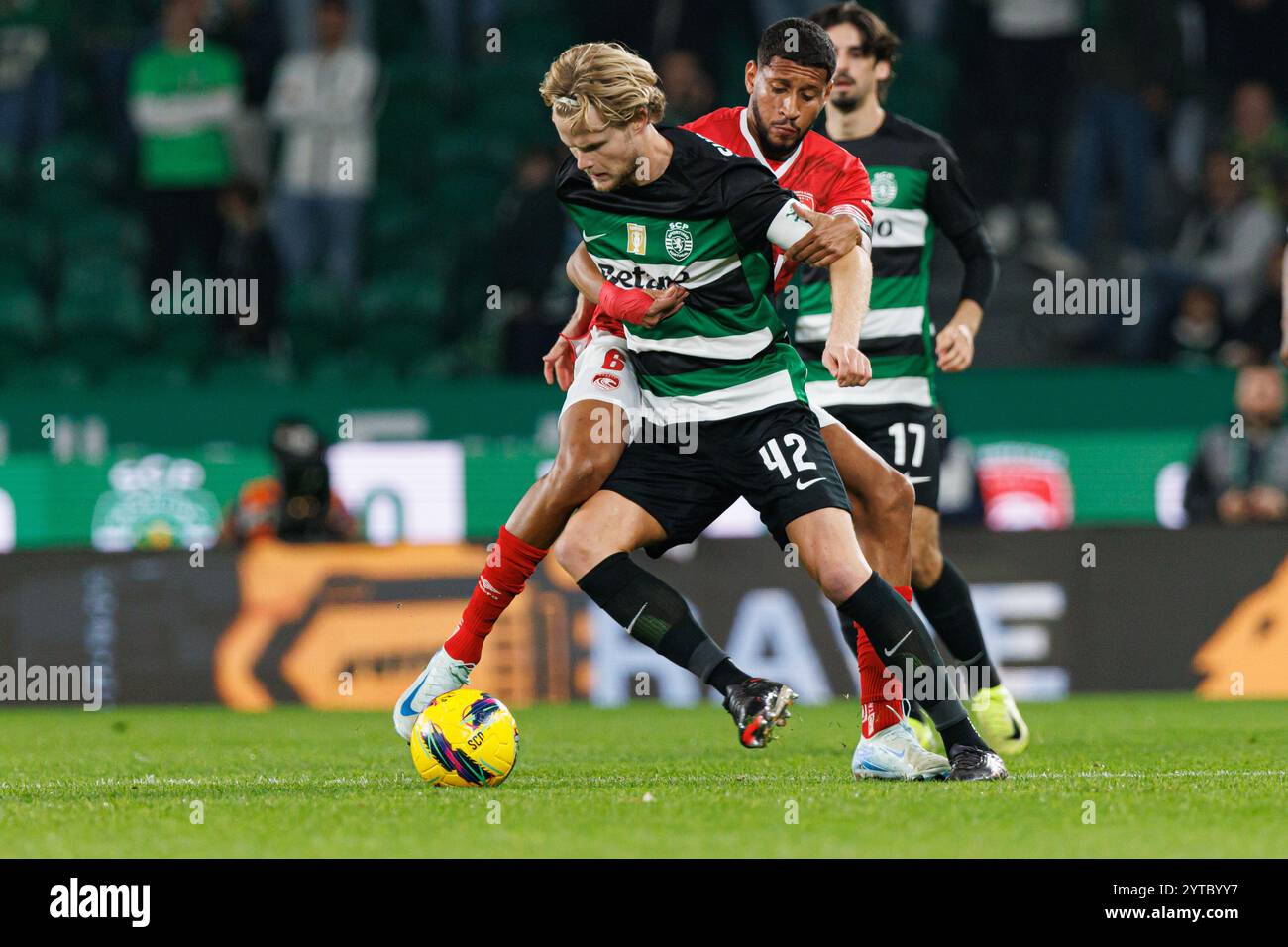 Adriano Firmino, Morten Hjulmand während des Spiels der Liga Portugal zwischen Teams von Sporting CP und CD Santa Clara im Estadio Jose Alvalade (Maciej Rogowski) Stockfoto