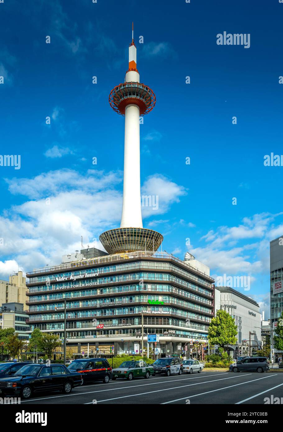 Kyoto Tower vom Bahnhof Kyoto plaza Japan Stockfoto