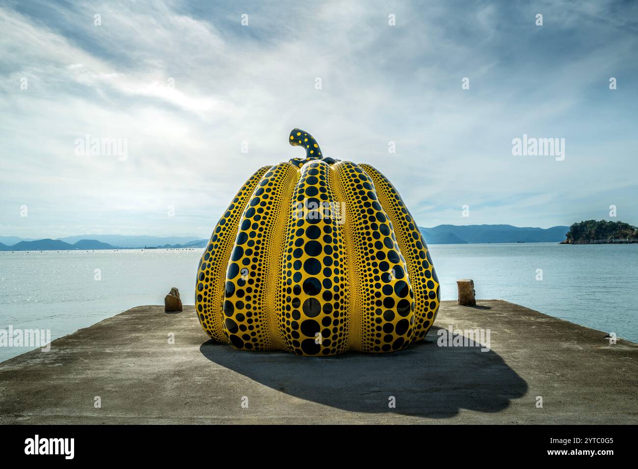 Yayoi Kusamas berühmte Installation für gelben Kürbis auf der Insel Naoshima in Japan Stockfoto