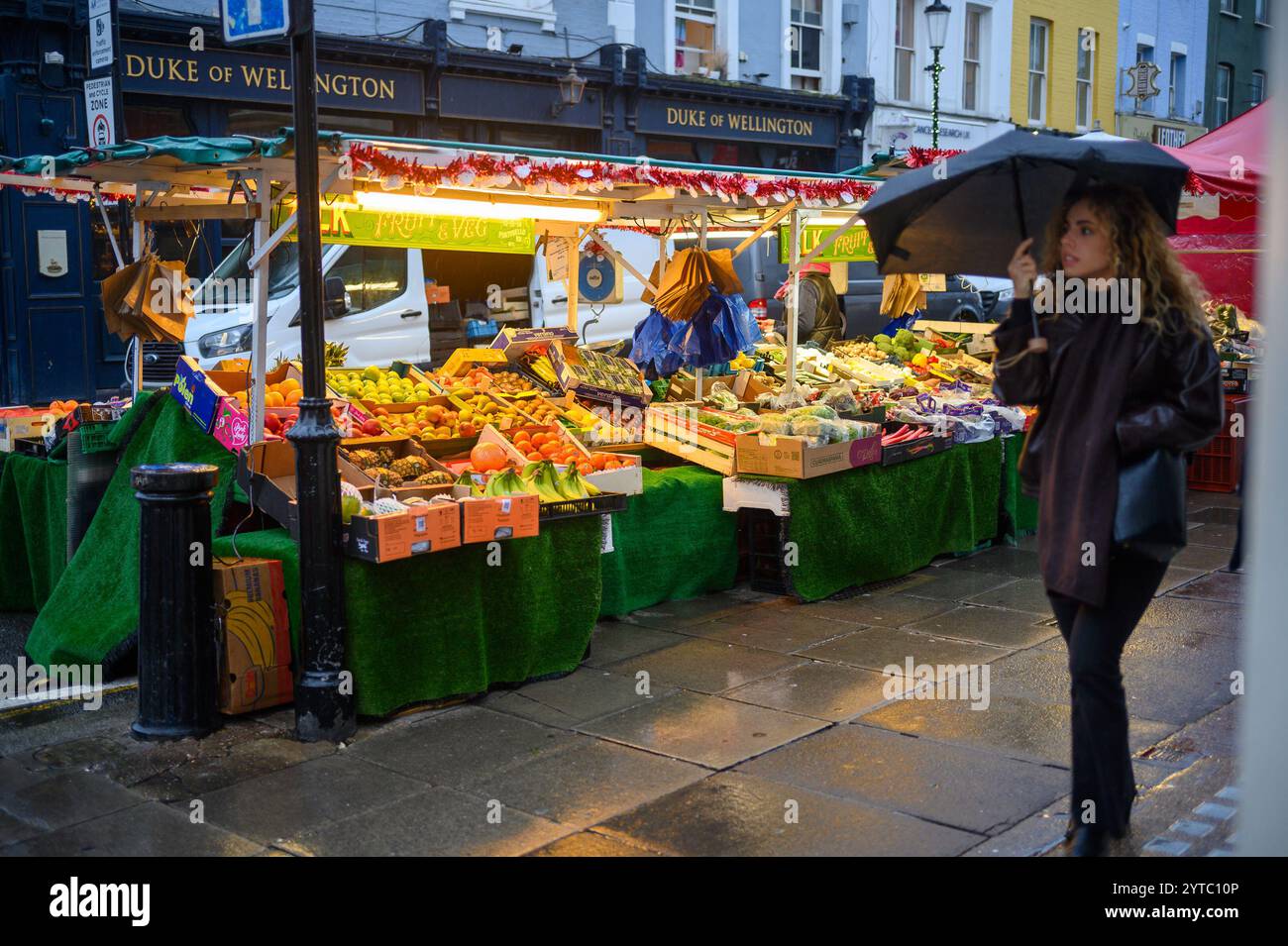 Da der Wind heute Nachmittag in London stärker wird, als Storm Darragh durch Großbritannien weht, machen die Trader von Portobello weiter Stockfoto