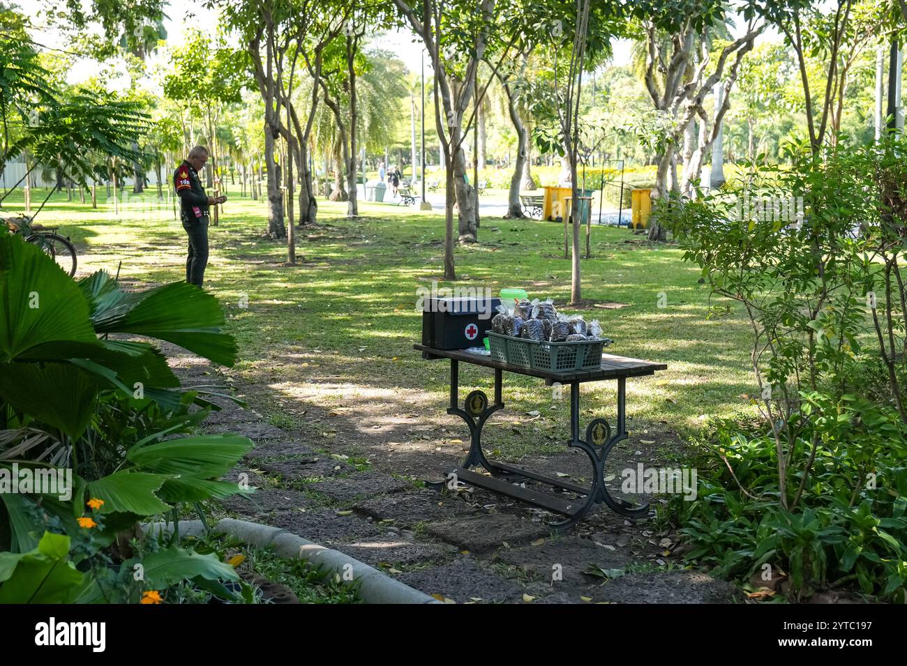 Bangkok, Thailand. Dezember 2024. Ein erstes Notfallset wird auf einem Tisch in der Nähe einer Wachtwache am Eingang des Chatuchak Parks in Bangkok gesehen. Der Chatuchak Park ist ein öffentlicher Park in Bangkok, der einen friedlichen Rückzugsort mit Grünflächen, einem See und Erholungsgebieten abseits der Hektik der Stadt bietet. Quelle: SOPA Images Limited/Alamy Live News Stockfoto