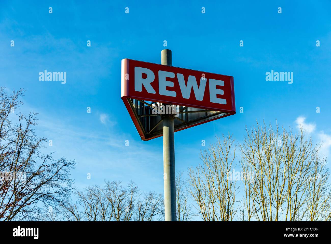 Logo der deutschen Supermarktkette Rewe vor blauem Himmel in Bad Rodach - Bayern - Deutschland - 11/30/2024 Stockfoto