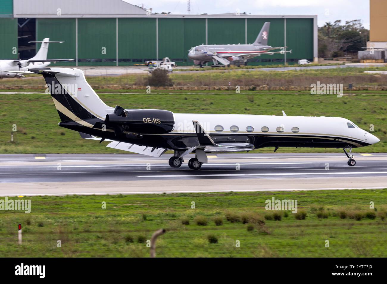 Avcon Jet Gulfstream Aerospace G-V Gulfstream V (REG: OE-IIS) landet Landebahn 31 an einem bewölkten Morgen. Stockfoto