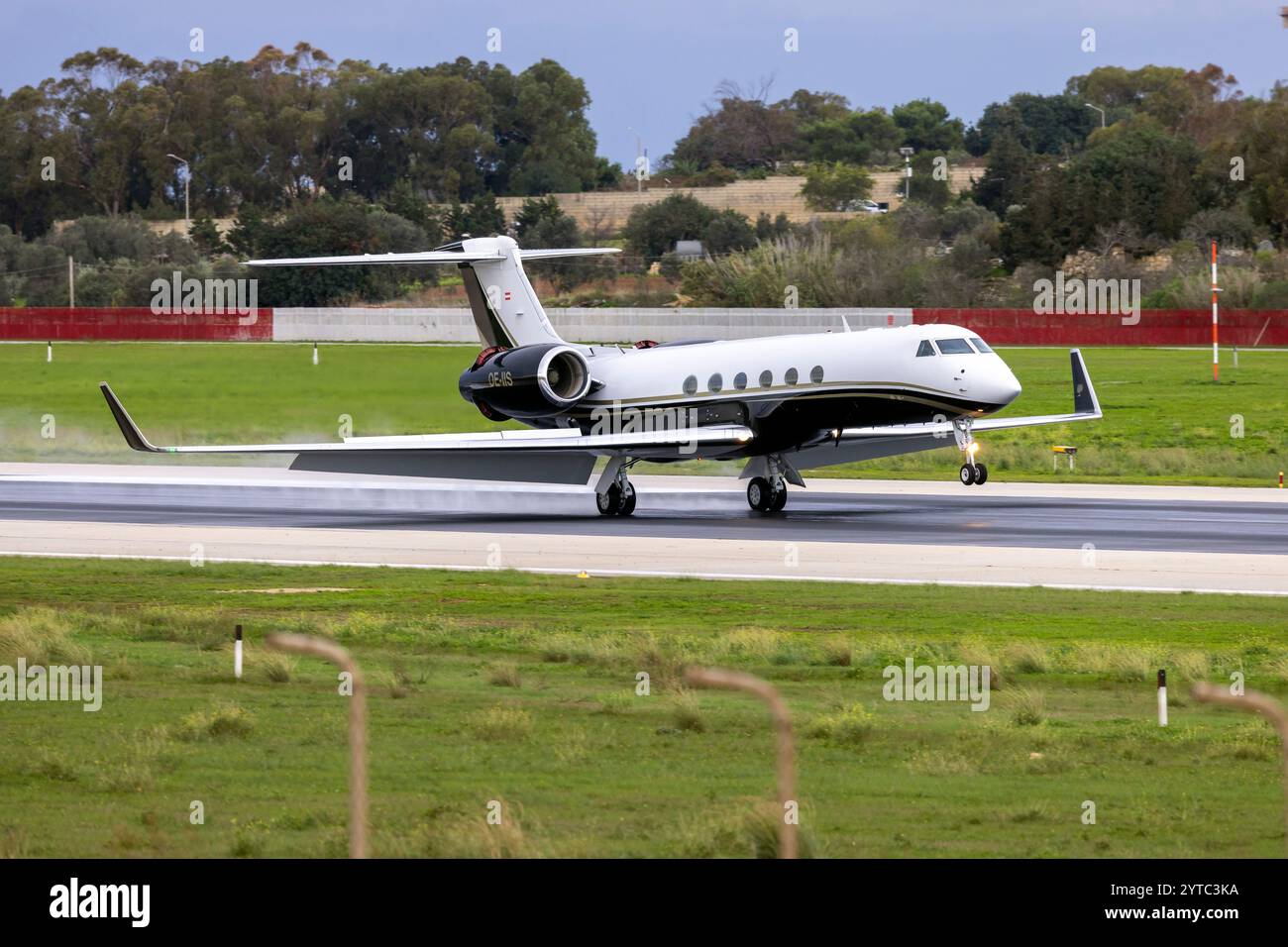 Avcon Jet Gulfstream Aerospace G-V Gulfstream V (REG: OE-IIS) landet Landebahn 31 an einem bewölkten Morgen. Stockfoto