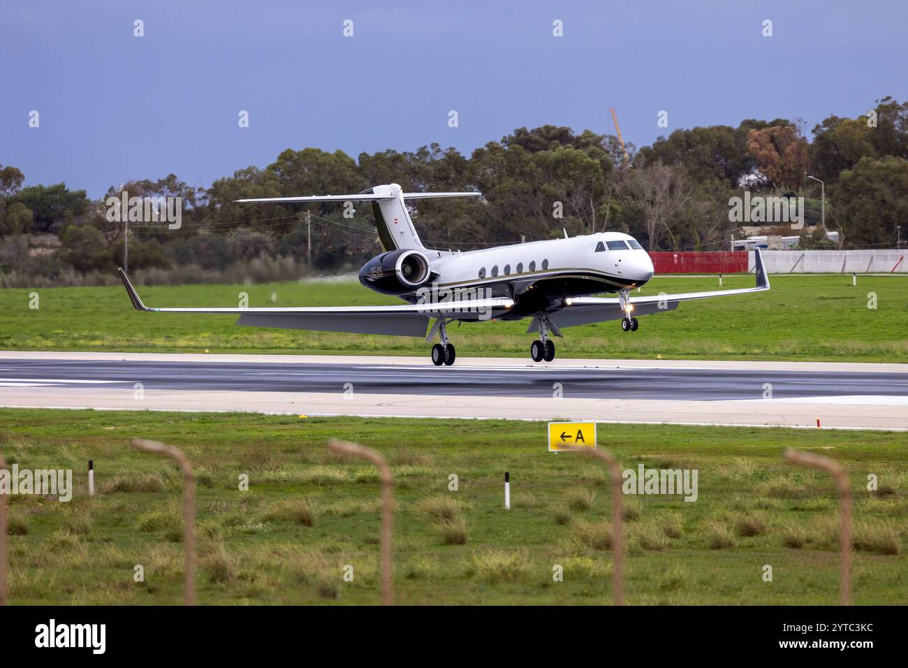 Avcon Jet Gulfstream Aerospace G-V Gulfstream V (REG: OE-IIS) landet Landebahn 31 an einem bewölkten Morgen. Stockfoto