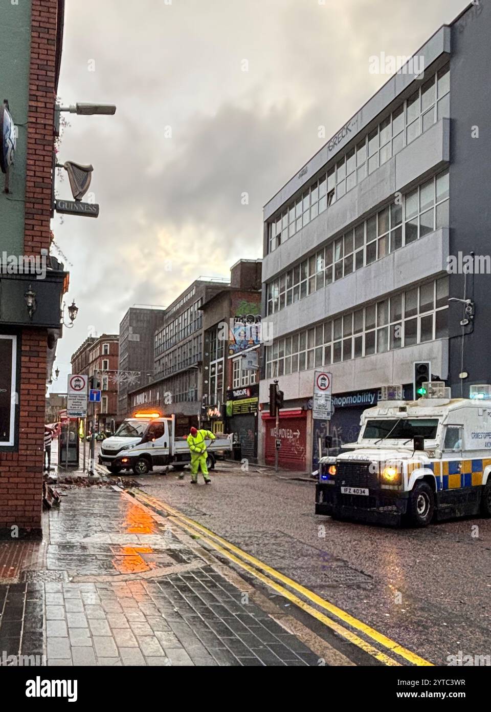 Die Sanierungsarbeiten an der Castle Street im Stadtzentrum von Belfast nach Nachtschäden durch Sturm Darragh. Millionen wurden gewarnt, drinnen zu bleiben, Tausende sind ohne Strom und Züge wurden gestrichen, als die von Sturm Darragh ausgelöste Warnung der Regierung wegen Lebensgefahr in Kraft trat. Bilddatum: Samstag, 7. Dezember 2024. Stockfoto