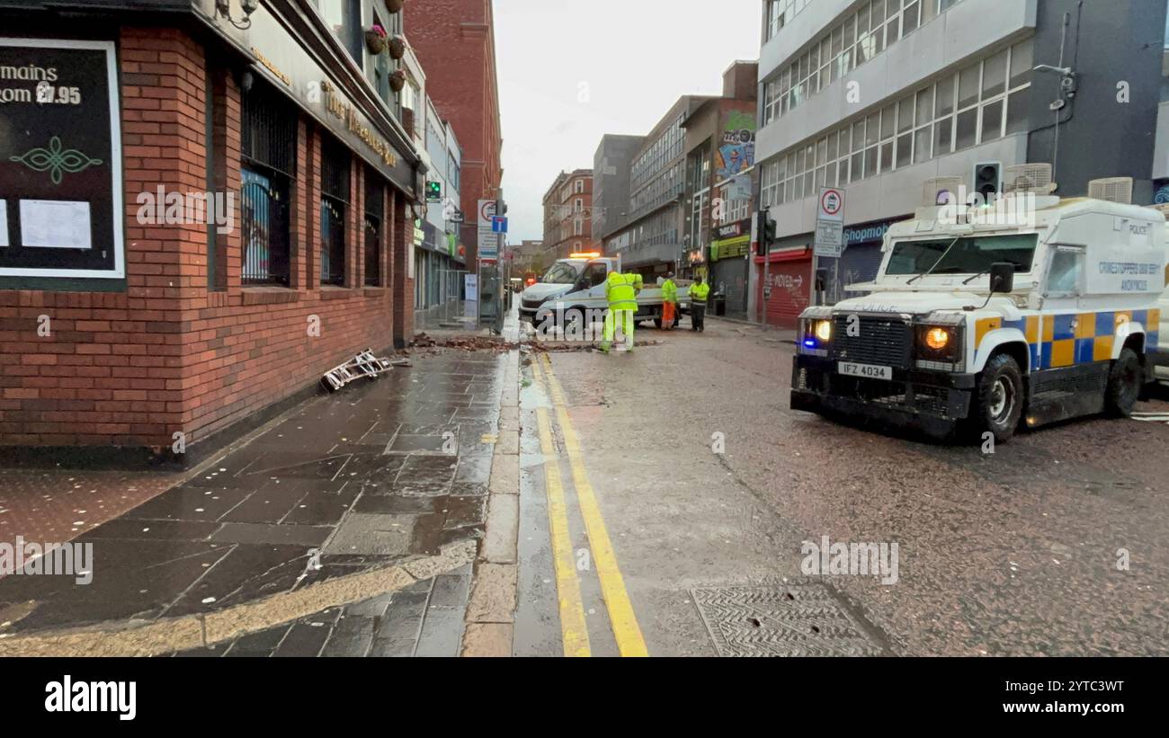 Die Sanierungsarbeiten an der Castle Street im Stadtzentrum von Belfast nach Nachtschäden durch Sturm Darragh. Millionen wurden gewarnt, drinnen zu bleiben, Tausende sind ohne Strom und Züge wurden gestrichen, als die von Sturm Darragh ausgelöste Warnung der Regierung wegen Lebensgefahr in Kraft trat. Bilddatum: Samstag, 7. Dezember 2024. Stockfoto