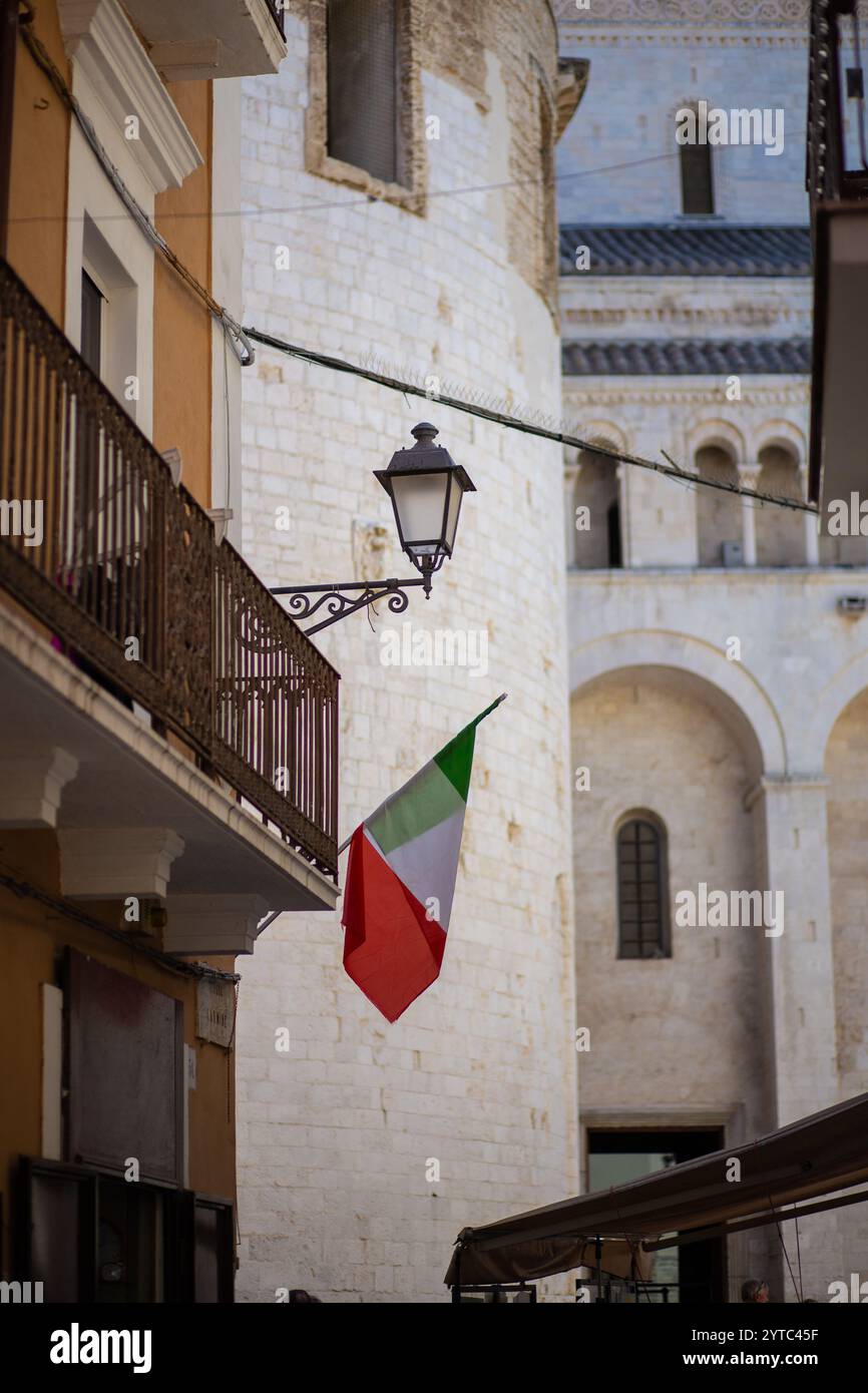 Gebäudeterrasse mit italienischer Flagge in einem wunderschönen Stadtbild in Bari Stockfoto