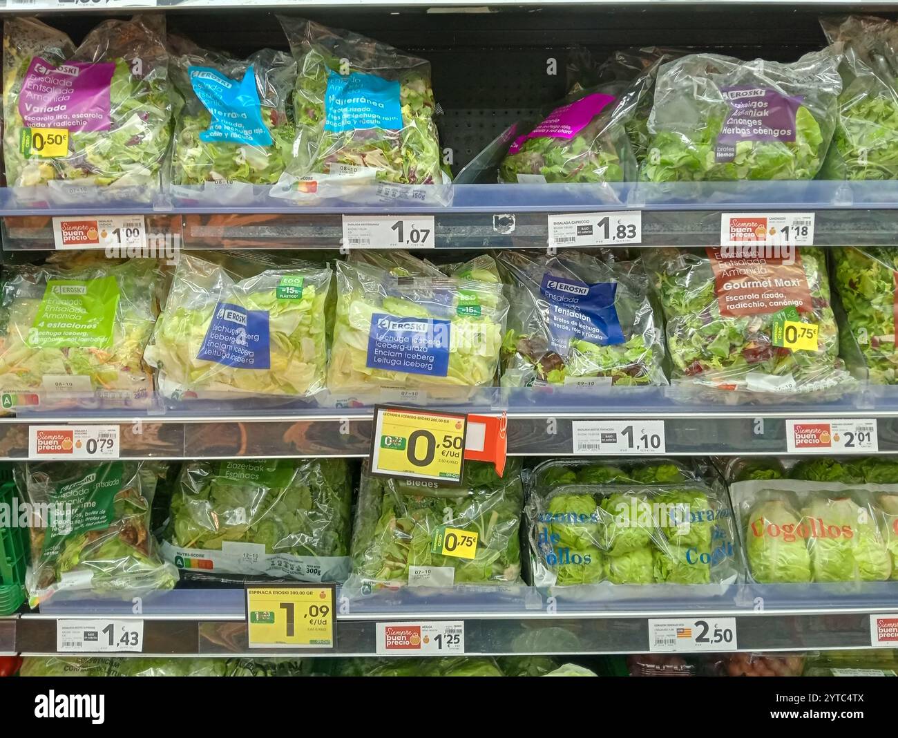 Felanitx, Spanien; 07. oktober 2024: Allgemeine Darstellung verschiedener Salate in einem Supermarkt der spanischen Supermarktkette Eroski Stockfoto