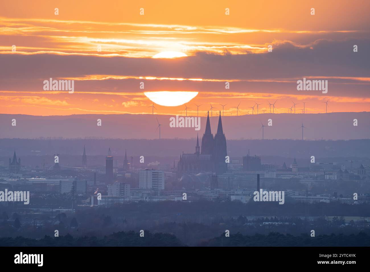 Panoramabild von Köln mit Dom gegen Sonnenuntergang, Deutschland, Europa Stockfoto