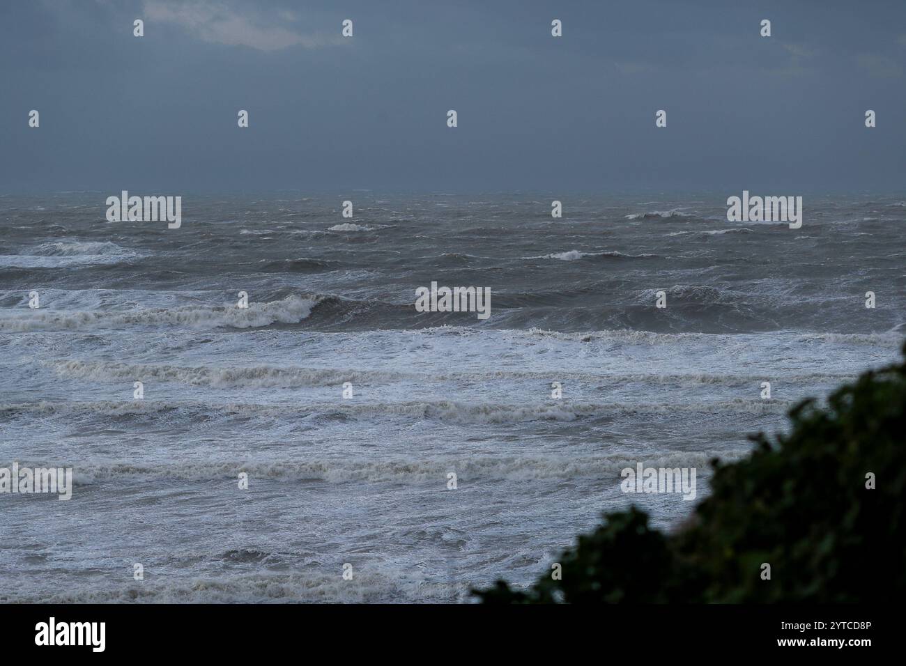 Birling Gap, Eastbourne. Dezember 2024. Warnungen des MET Office waren wegen starker Winde an der Küste von East Sussex heute Morgen in Kraft, als Sturm Darragh an Land kam. Sturmwind und Sturmwellen treffen auf Birling Gap in Eastbourne in East Sussex. Birling Gap, Eastbourne. Dezember 2024. Warnungen des MET Office waren wegen starker Winde an der Küste von East Sussex heute Morgen in Kraft, als Sturm Darragh an Land kam. Sturmwind und Sturmwellen treffen auf Birling Gap in Eastbourne in East Sussex. Stockfoto