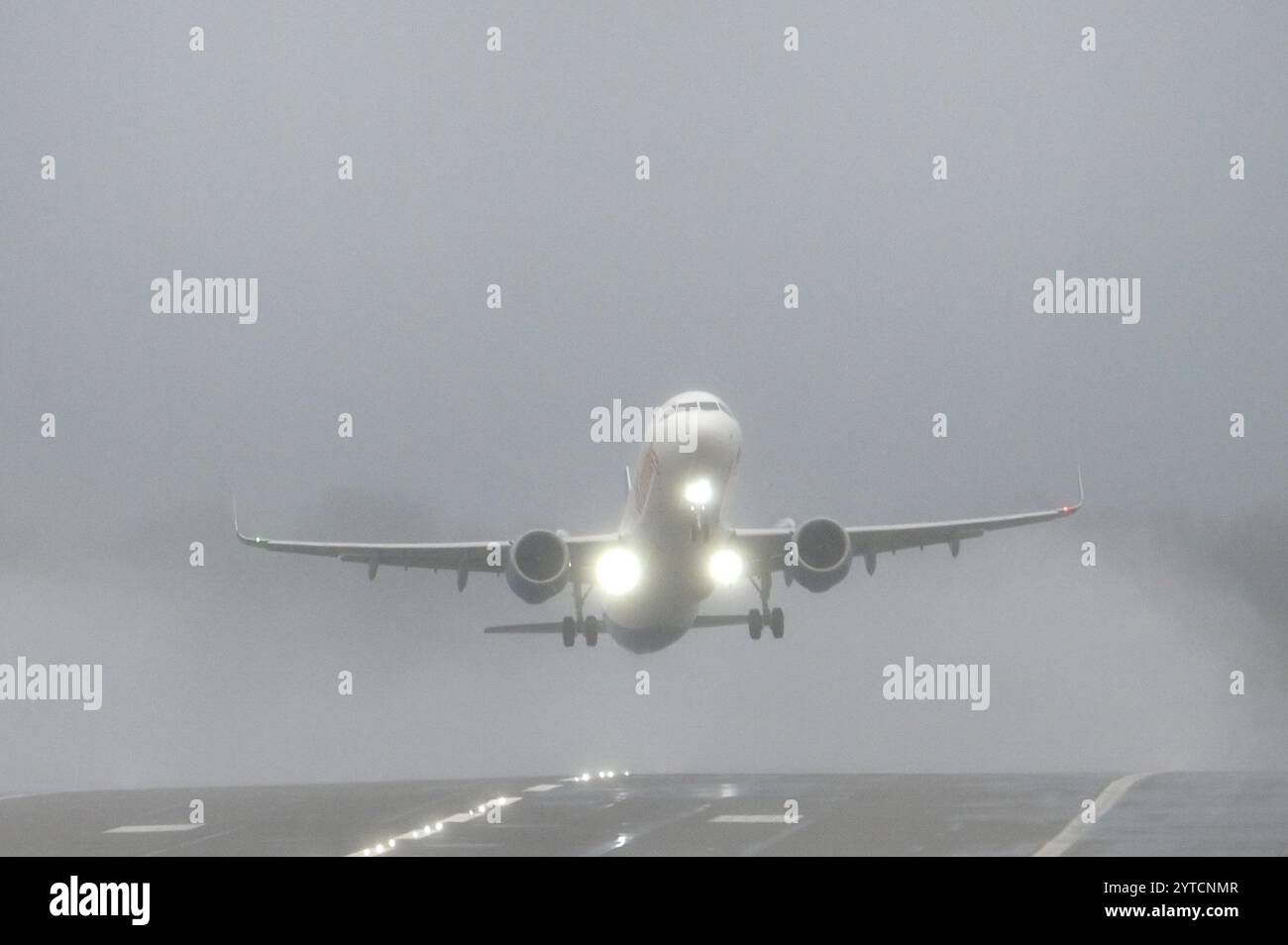 Flughafen Birmingham 7. Dezember 2024 - Piloten kämpfen um Landung und Start im Sturm Darragh 60 km/h Seitenwind bei Birmingham Aiport Credit: British News and Media/Alamy Live News Stockfoto