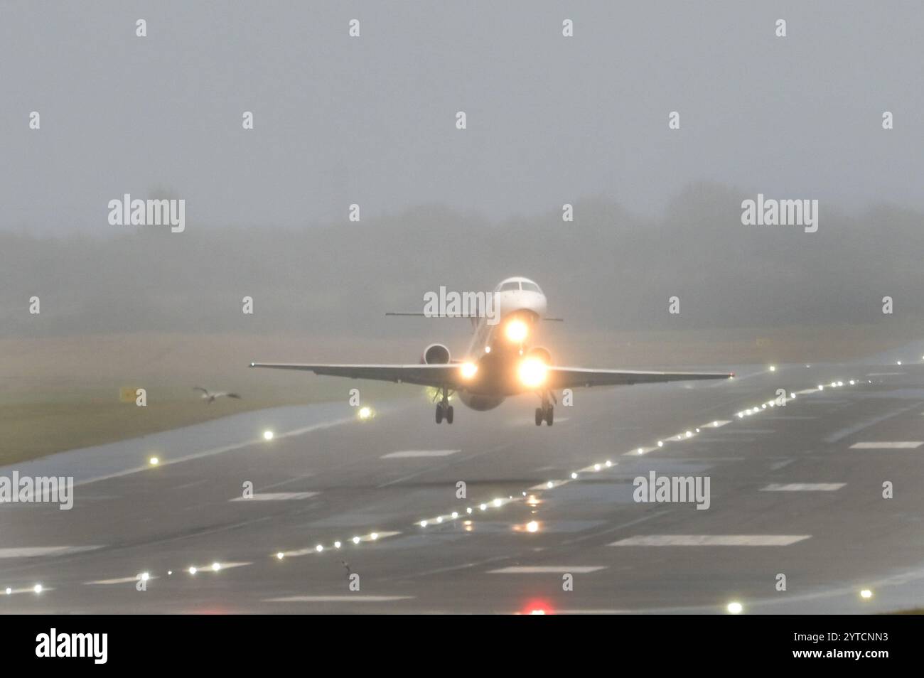 Flughafen Birmingham 7. Dezember 2024 - Piloten kämpfen um Landung und Start im Sturm Darragh 60 km/h Seitenwind bei Birmingham Aiport Credit: British News and Media/Alamy Live News Stockfoto