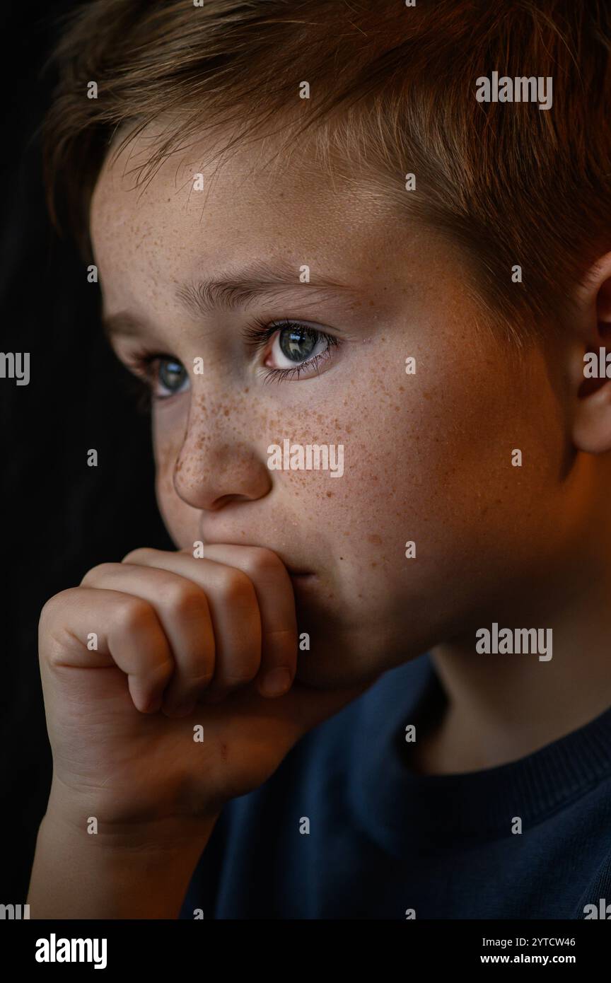 Nahaufnahme-Porträtjunge mit Sommersprossen auf den Wangen mit blauen Augen Stockfoto