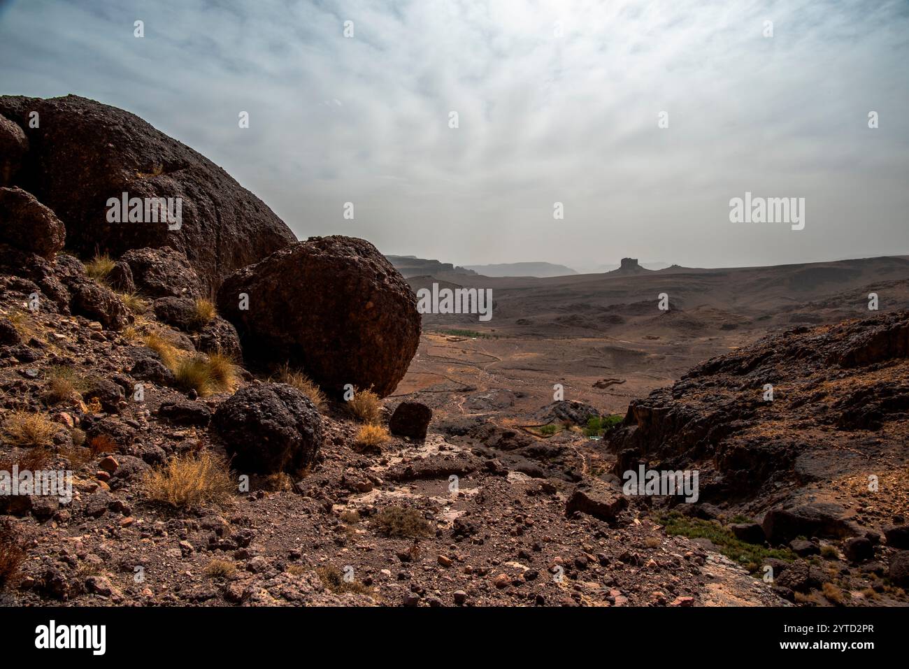 Wüstentäler zwischen den Felsen und den Pfaden der Berberkarawanen zwischen den Gipfeln des marokkanischen Atlas im Jebel Saghro bei Ouarzazate in M Stockfoto