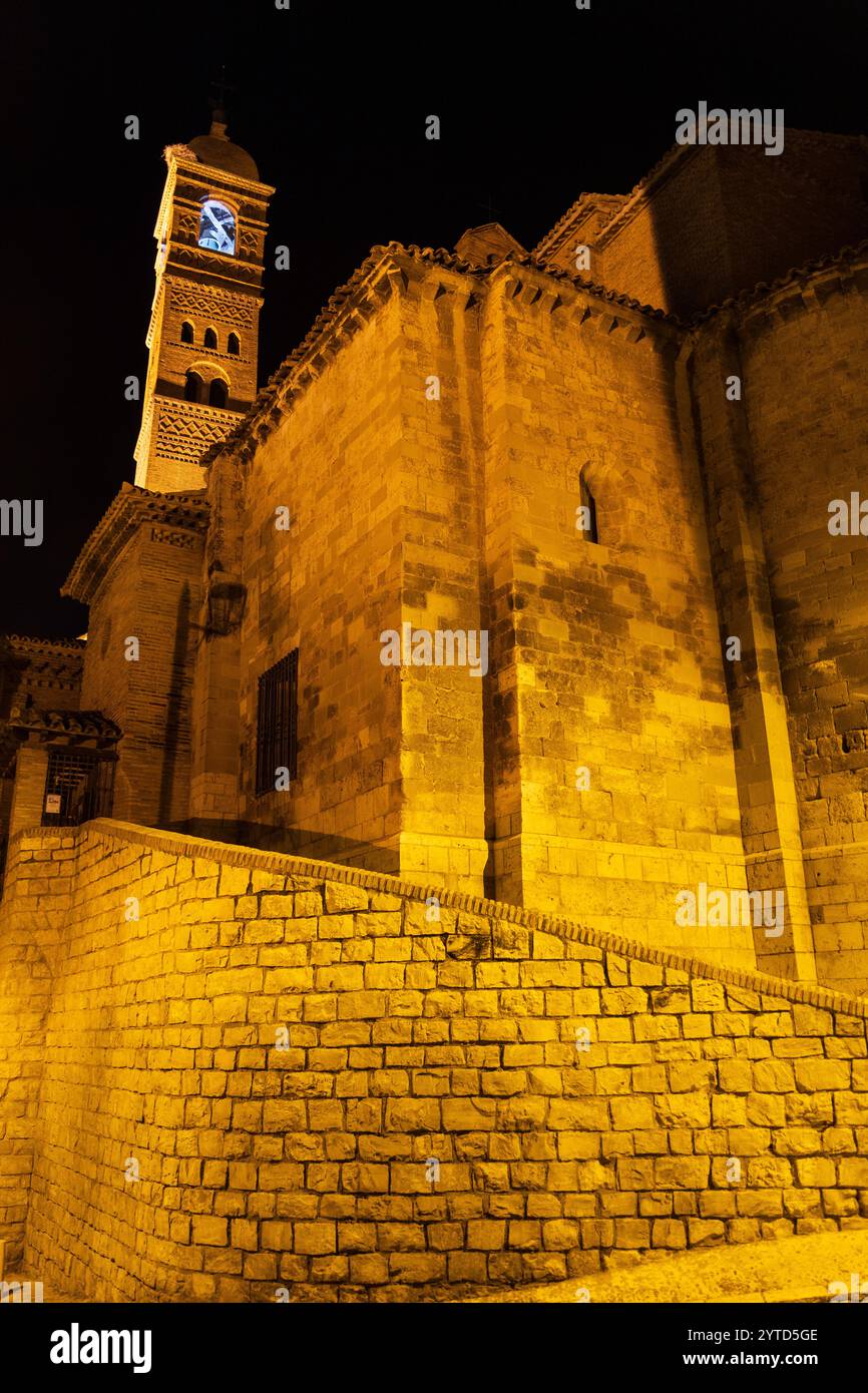 Nächtlicher Blick auf die Kirche Santa Maria Magdalena, eine katholische Pfarrkirche und ehemalige Kathedrale im Mudéjar-Stil. Tarazona, Spanien. Stockfoto