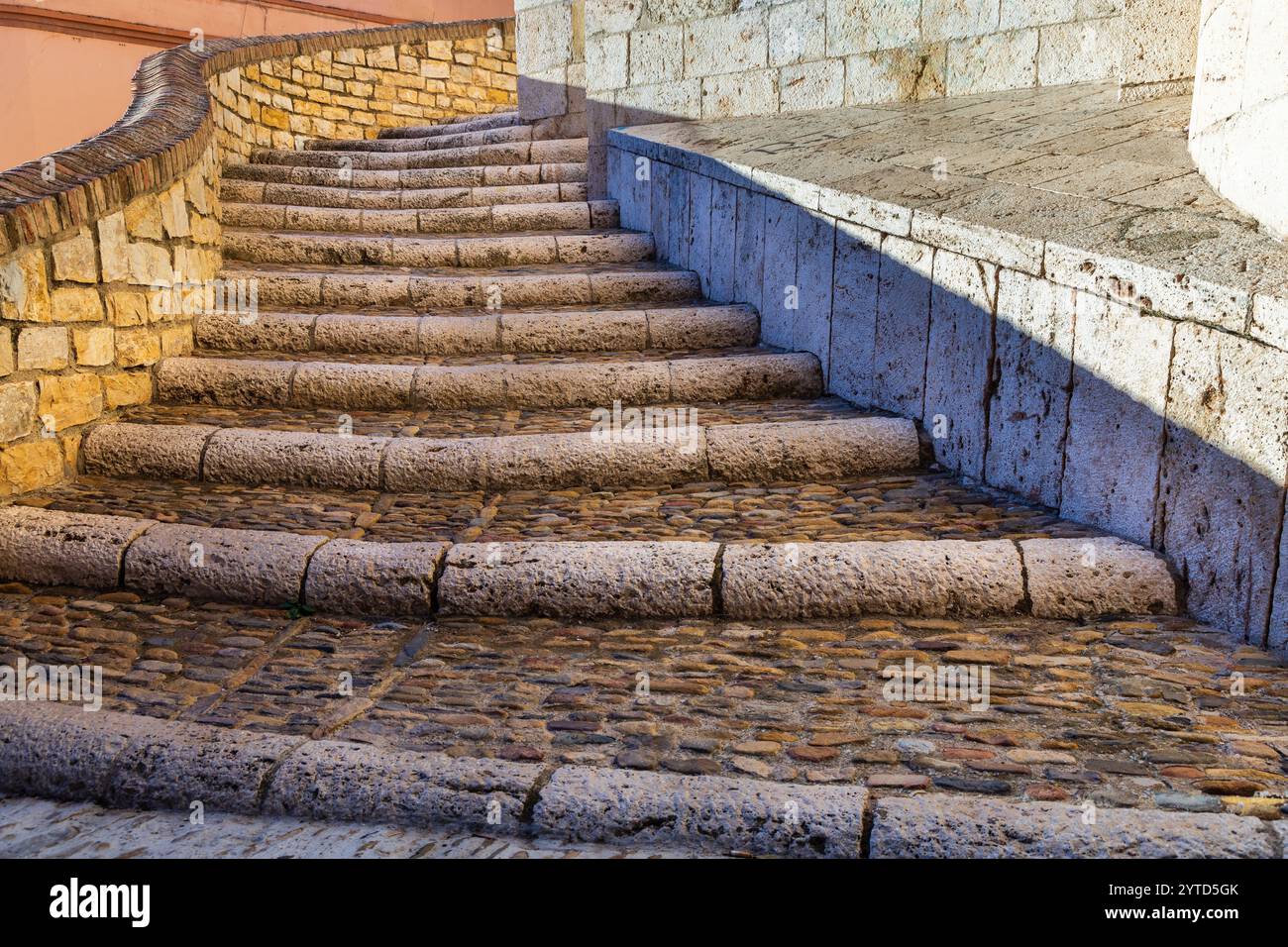 Steintreppen der Kirche Santa Maria Magdalena im Morgenlicht. Tarazona, Provinz Zaragoza, Aragón, Spanien. Stockfoto
