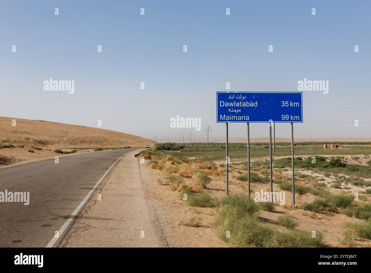 Provinz Faryab, Afghanistan - 31. August 2024: Straßenschild in Afghanistan. Ein Schild, das die Entfernung zur Stadt Maimana und Dawlatabad anzeigt. Stockfoto