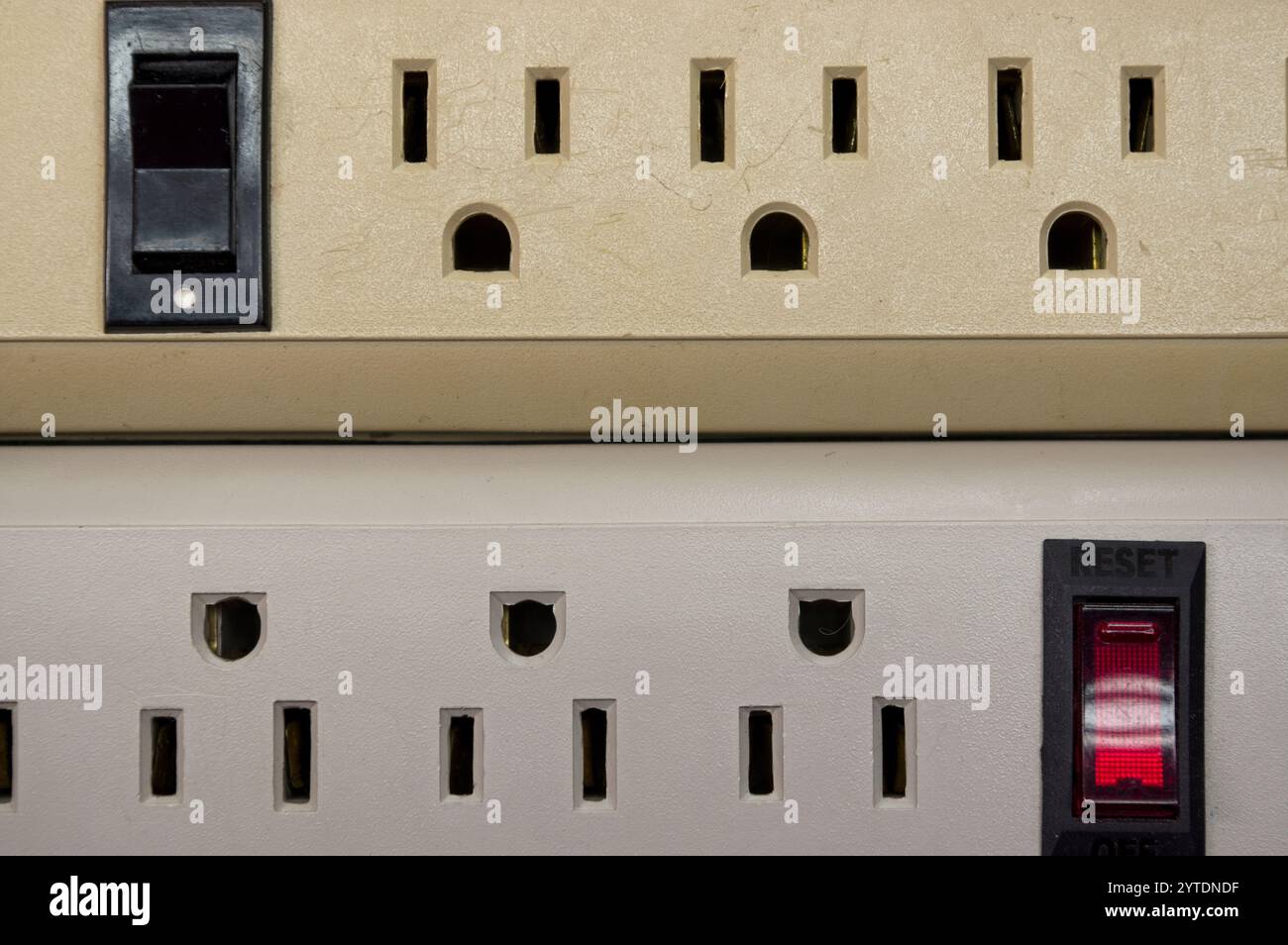 Stromverteilerleisten mit ein-/aus-Reset-Taste Stockfoto