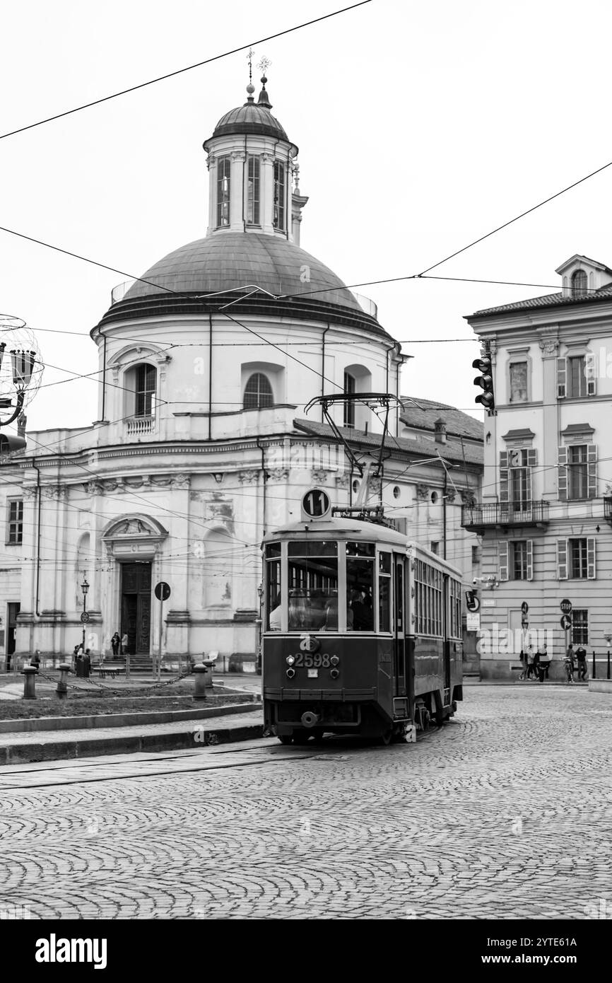 Turin, Italien - 27. März 2022: Piazza Carlo Emanuele II ist einer der wichtigsten Plätze im Zentrum von Savoyen, durchquert von der Via Maria Vittoria und Stockfoto