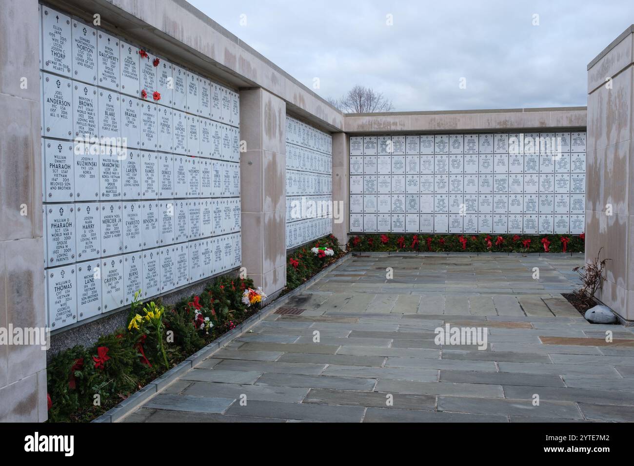 Arlington National Cemetery, Virginia, USA. Kolumbarium, Gericht Nr. 9, Nischen-Inschriften für verbrannte Überreste. Stockfoto