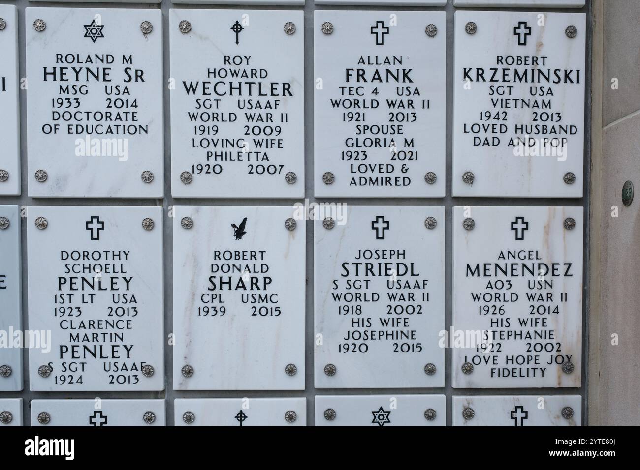 Arlington National Cemetery, Virginia, USA. Kolumbarium, Gericht Nr. 9, Nischen-Inschriften für eingeäscherte Überreste mit verschiedenen religiösen Symbolen: Stockfoto