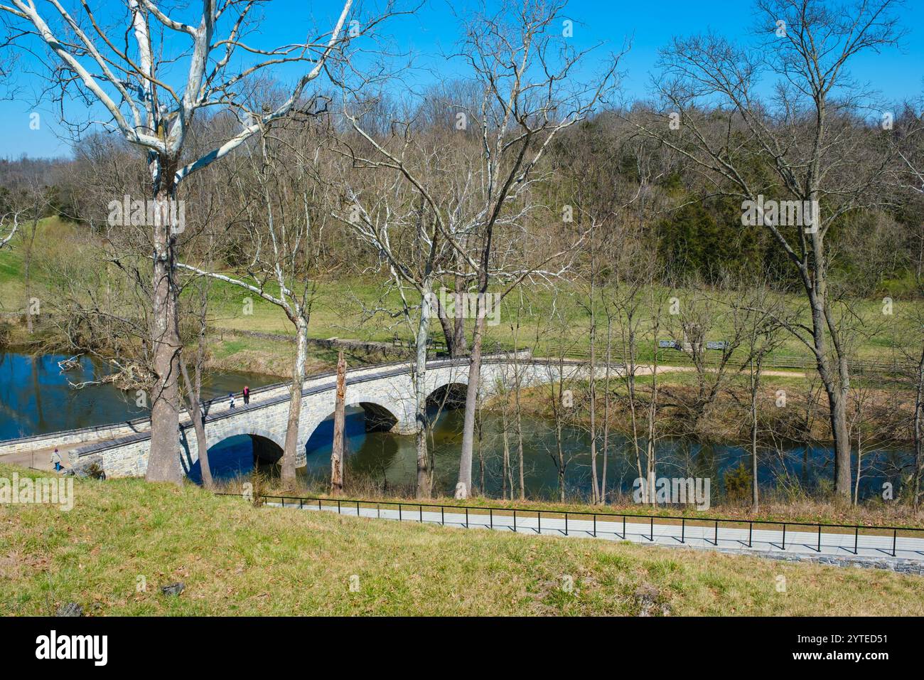 Antietam National Battlefield, Maryland. Burnside Bridge. Blick von der Seite der Konföderierten mit Blick auf Union Lines. Stockfoto