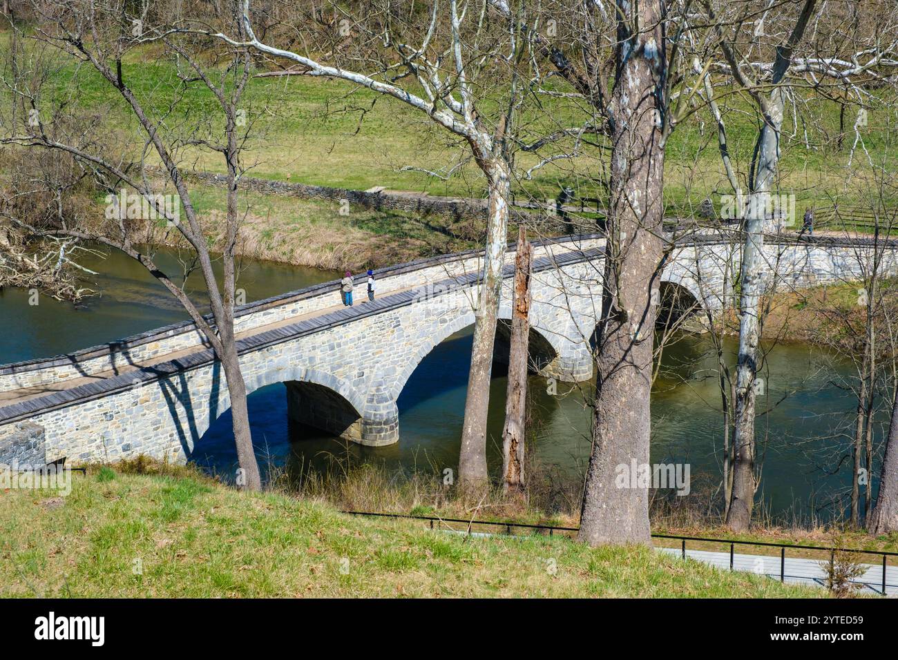 Antietam National Battlefield, Maryland. Burnside Bridge. Blick von der Seite der Konföderierten mit Blick auf Union Lines. Stockfoto