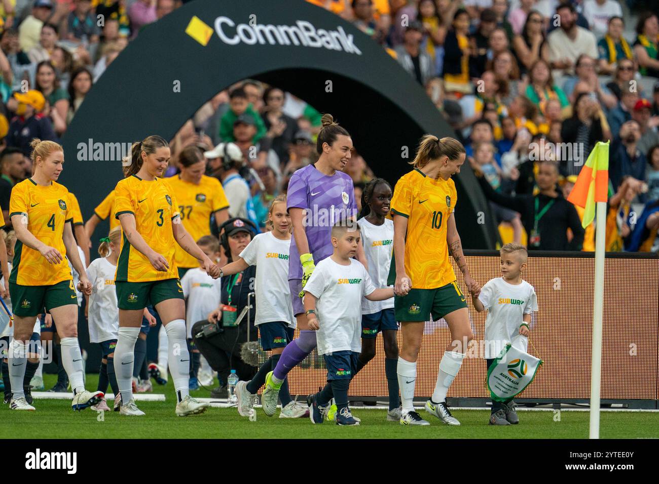 Geelong, Australien. Dezember 2024. Geelong, Australien, 7. Dezember 2024: Spieler Australiens gehen während des internationalen Freundschaftsspiels zwischen Australien und Chinesisch Taipeh im GMHBA Stadium in Geelong, Australien, auf das Feld. (NOE Llamas/SPP) Credit: SPP Sport Press Photo. /Alamy Live News Stockfoto