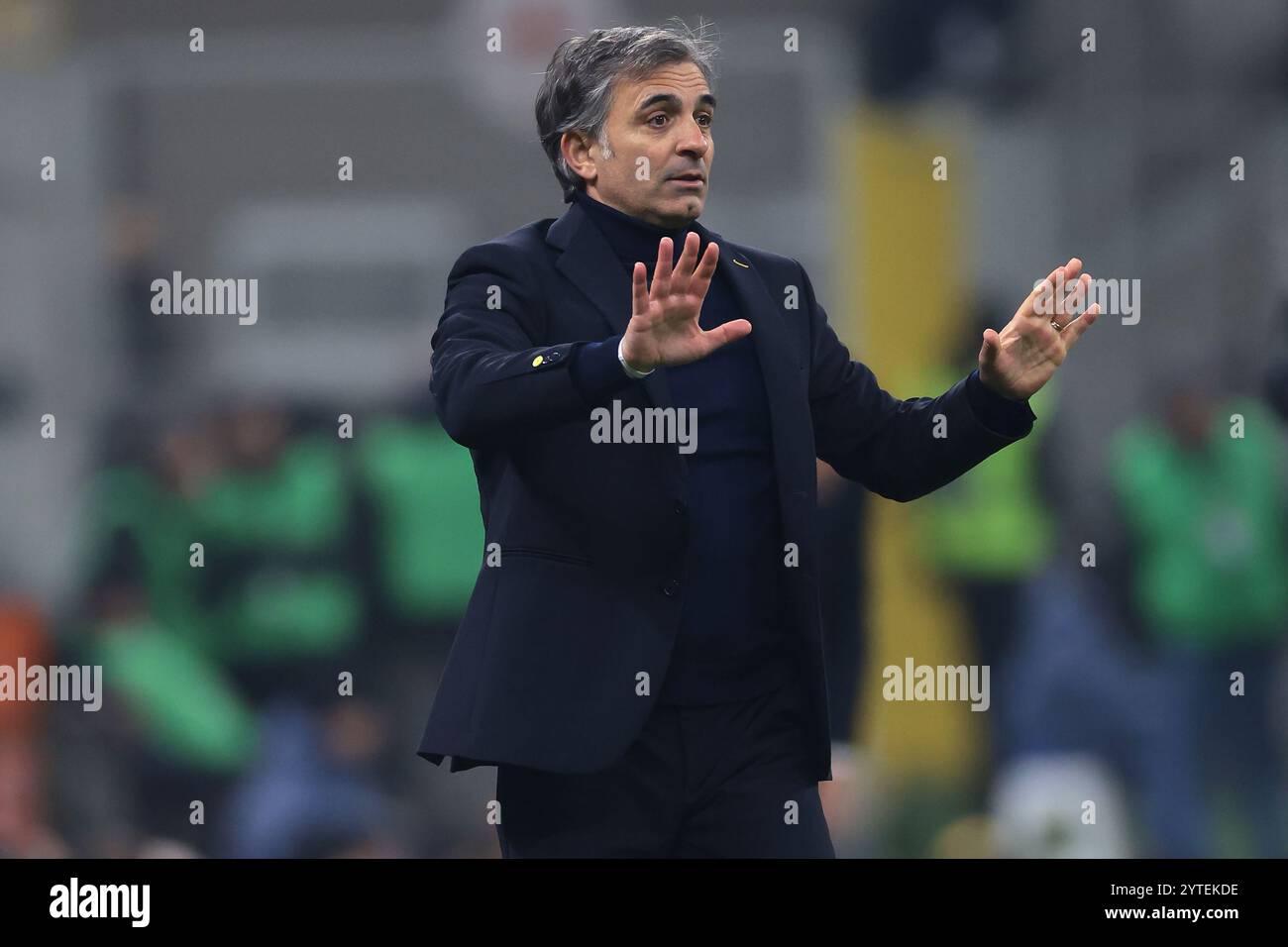 Mailand, Italien. Dezember 2024. Fabio Pecchia Cheftrainer von Parma Calcio reagiert beim Spiel der Serie A in Giuseppe Meazza, Mailand. Der Bildnachweis sollte lauten: Jonathan Moscrop/Sportimage Credit: Sportimage Ltd/Alamy Live News Stockfoto