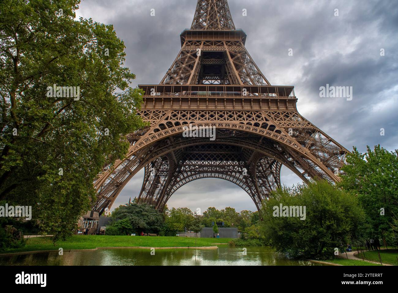 Nahaufnahme der komplizierten Eiffelturm schmiedeeisernen Gitter arbeiten, der Eiffelturm ist die am meisten besuchte bezahlt Monument der Welt, Paris, Frankreich Stockfoto