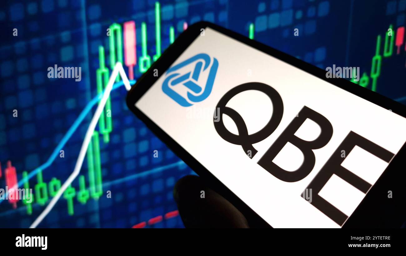 Konskie, Polen - 03. Dezember 2024: Das Firmenlogo der QBE Insurance Group Limited wird auf dem Mobiltelefon angezeigt Stockfoto