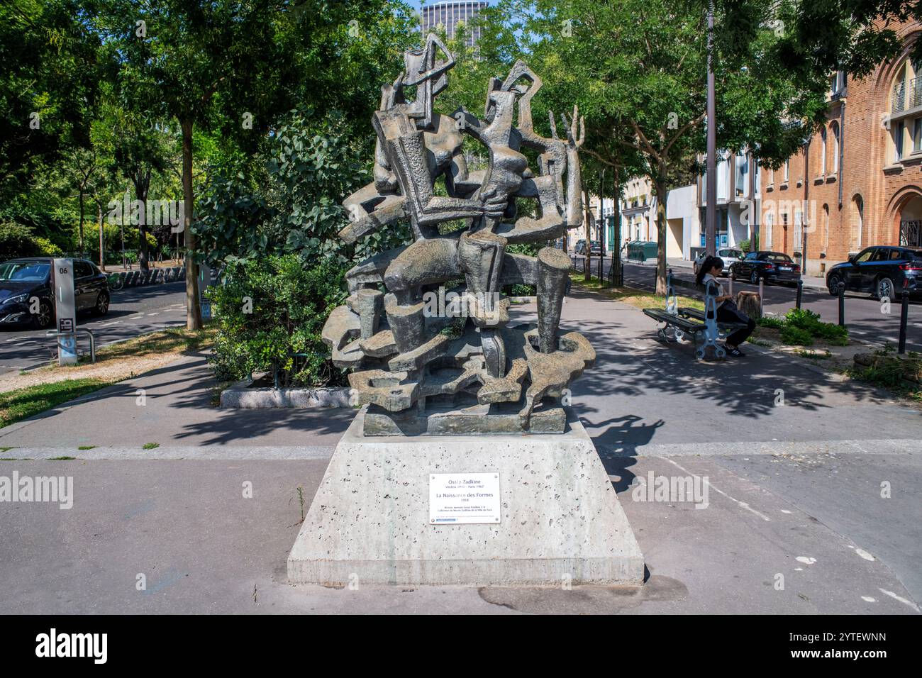 La Naissance des formt Bronzeskulptur von Ossip Zadkine in Montparnasse-Raspail, Paris 75014, Frankreich. Stockfoto