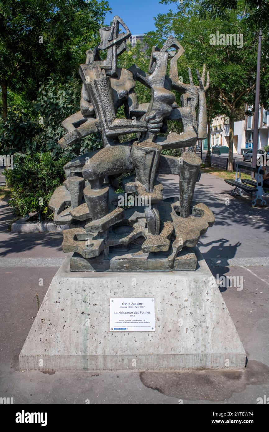 La Naissance des formt Bronzeskulptur von Ossip Zadkine in Montparnasse-Raspail, Paris 75014, Frankreich. Stockfoto