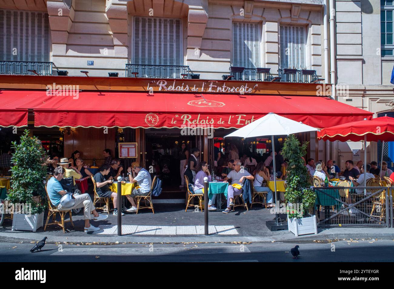 Le Relais de lEntrecote ist ein traditionelles französisches Restaurant für Weihnachten dekoriert. Im historischen Zentrum von Paris in der Nähe von Champs Elysees Avenue Stockfoto