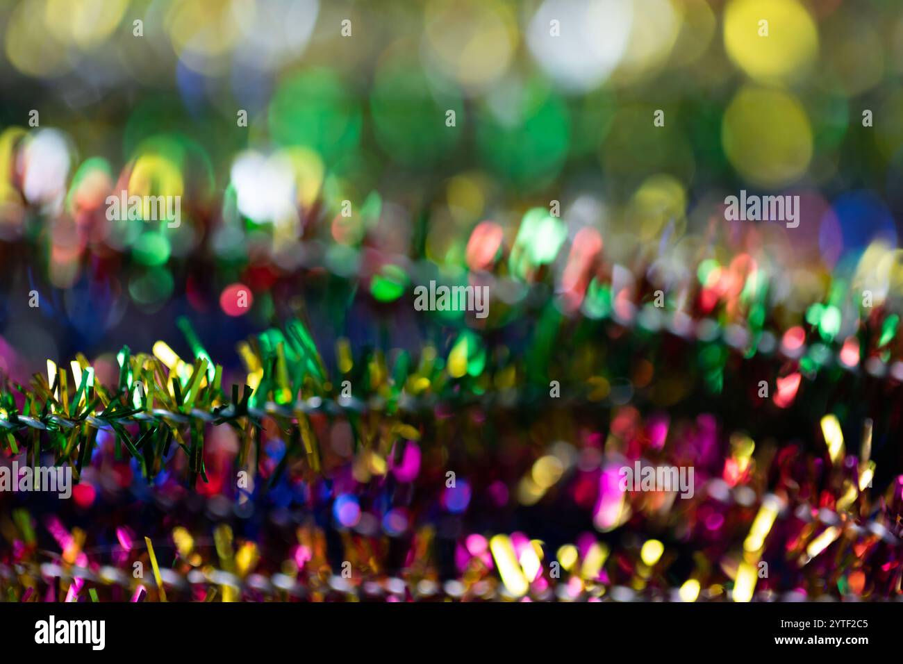 Bunter Lametta Nahaufnahme Hintergrund. Hintergrund zum Neujahr. Weihnachtliche Textur. Stockfoto