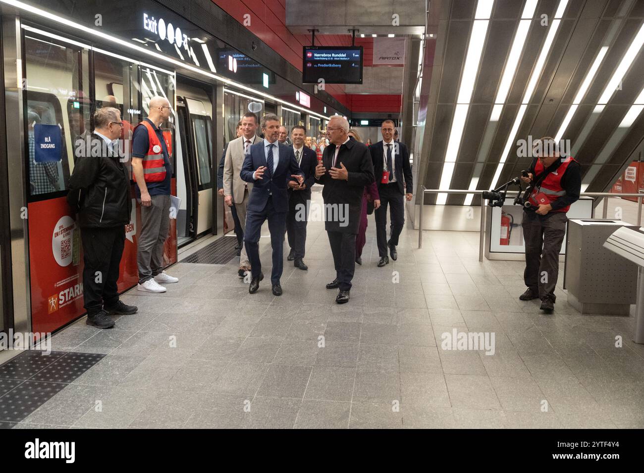 Kopenhagen, Dänemark. Juni 2024. König Frederik X. auf Bahnsteig, als er in den Zug einsteigt und nach Kopenhagen Süd fährt. (Foto: Kristian Tuxen Ladegaard Berg/SOPA Images/SIPA USA) Credit: SIPA USA/Alamy Live News Stockfoto