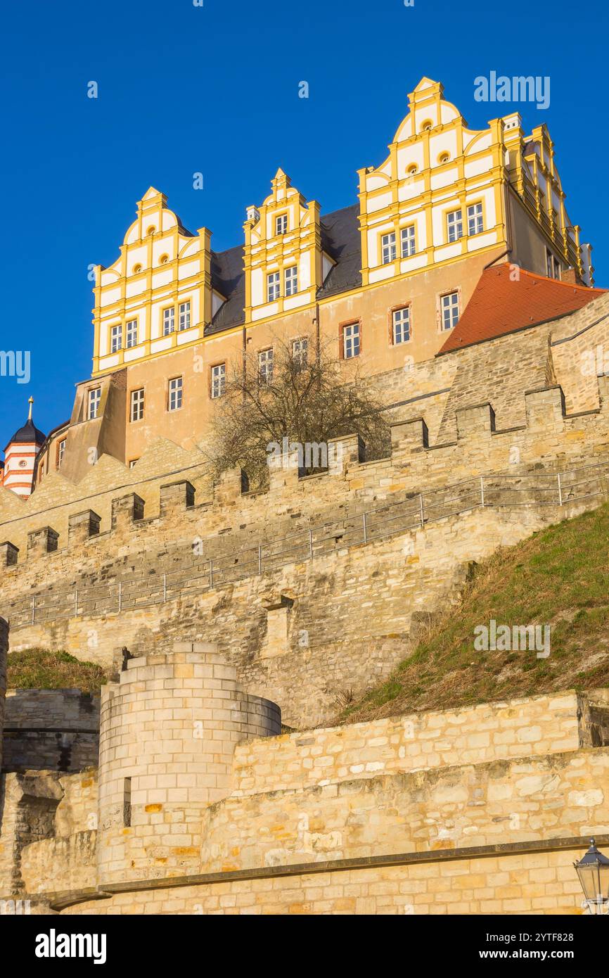 Farbenfrohe Burg auf der massiven Mauer in Bernburg, Deutschland Stockfoto