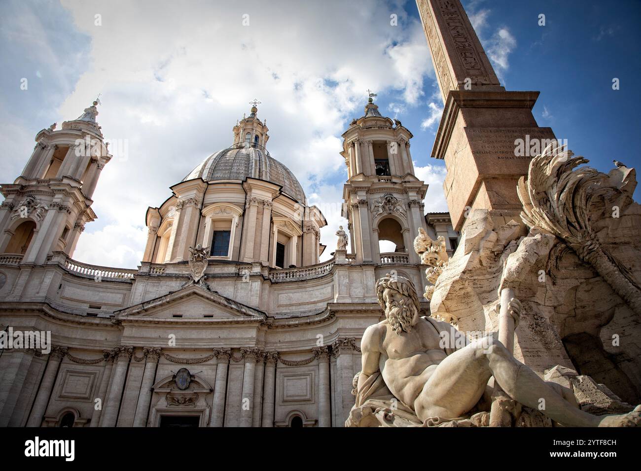 Der barocke Sant' Agnese aus dem 17. Jahrhundert in Agone und Fontana dei Quattro Fiumi (Brunnen der vier Flüsse) auf der Piazza Navona, Rom, Italien. Stockfoto