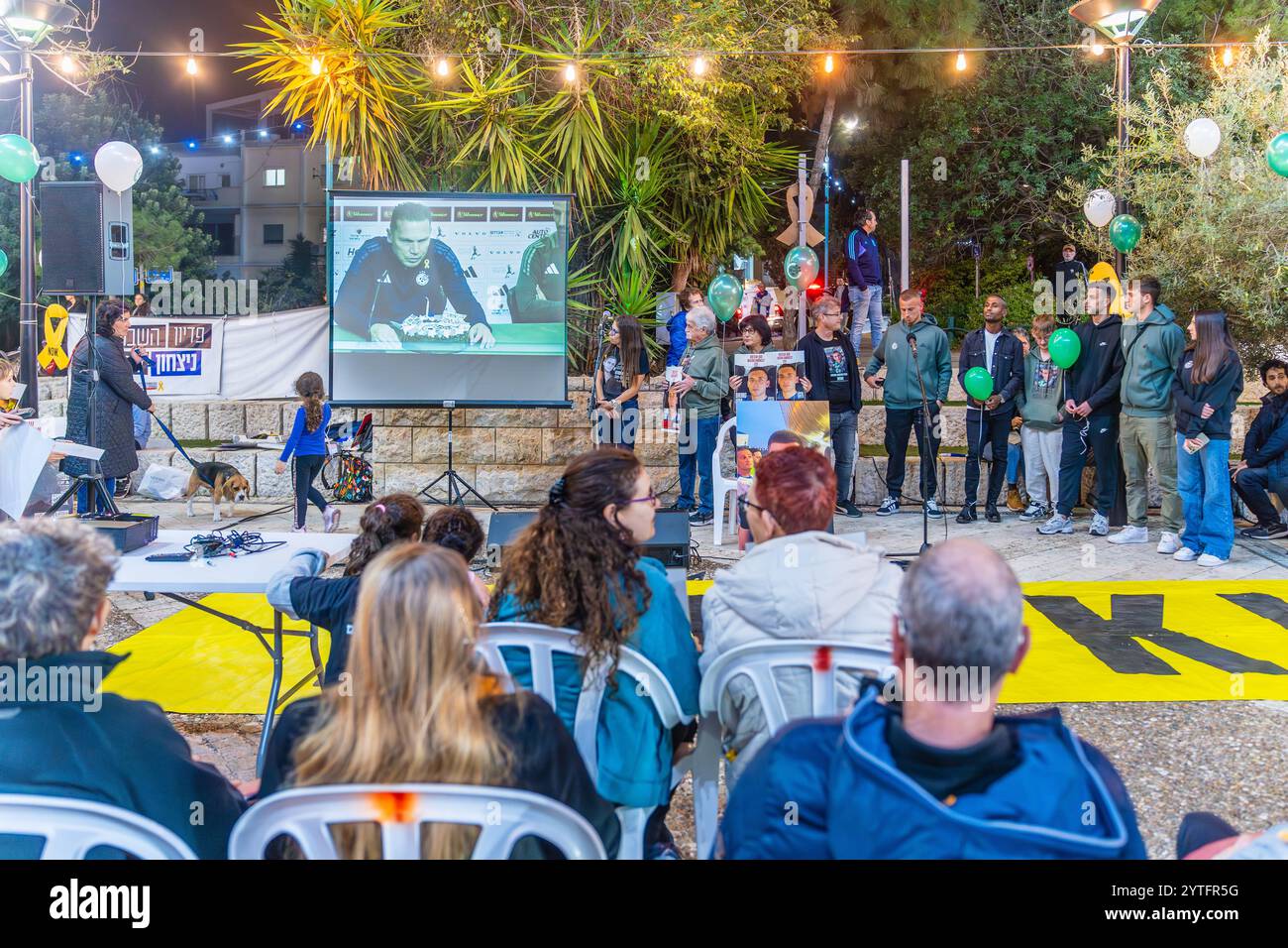 Haifa, Israel - 5. Dezember 2024: Familie der Geisel Matan Angrest mit Spieler des Maccabi Haifa FC und Dr. Daniela Mazor in einer Versammlung von Supp Stockfoto