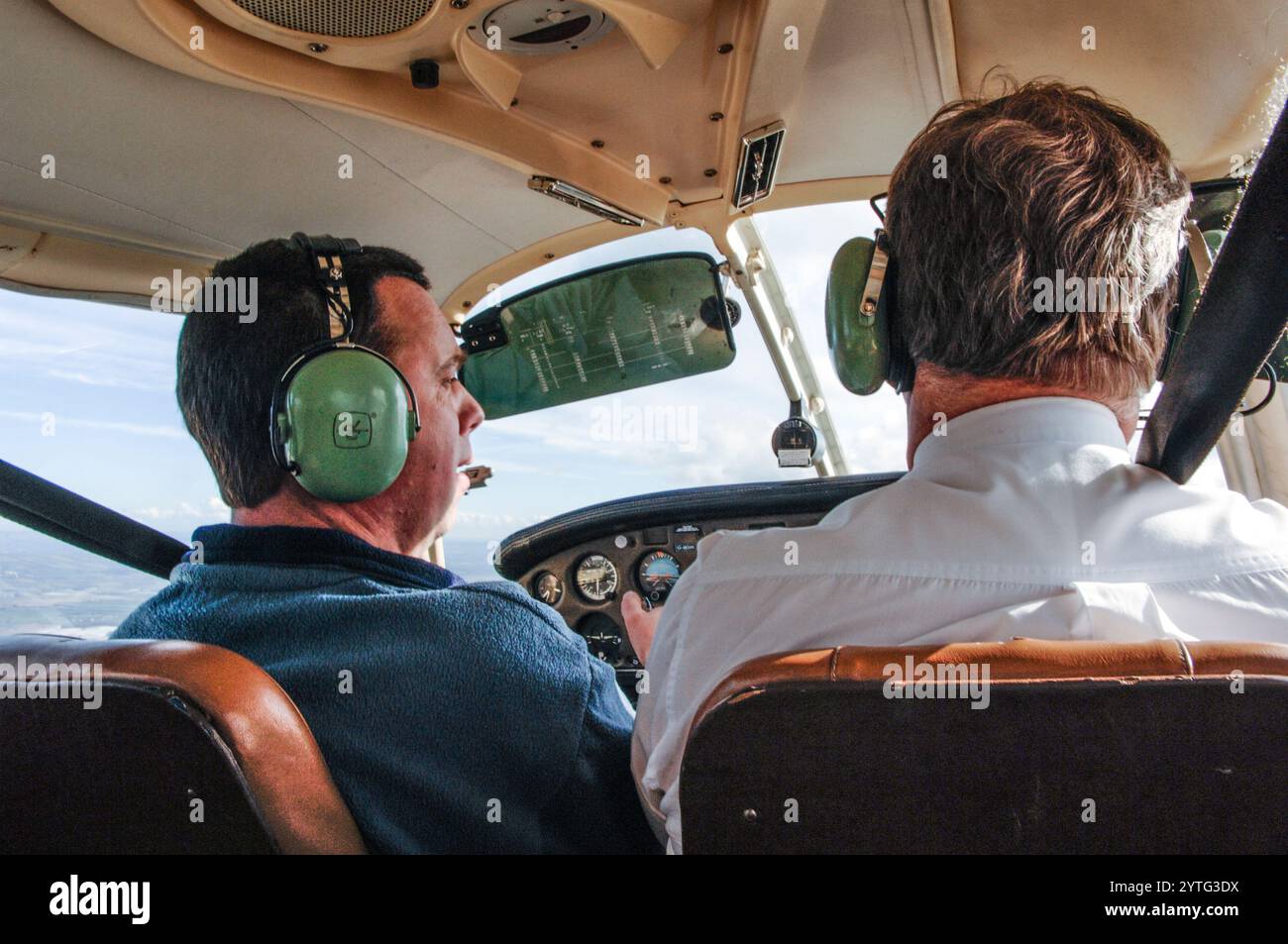 Pilot und Pilot in einem Piper-Flugzeug Stockfoto