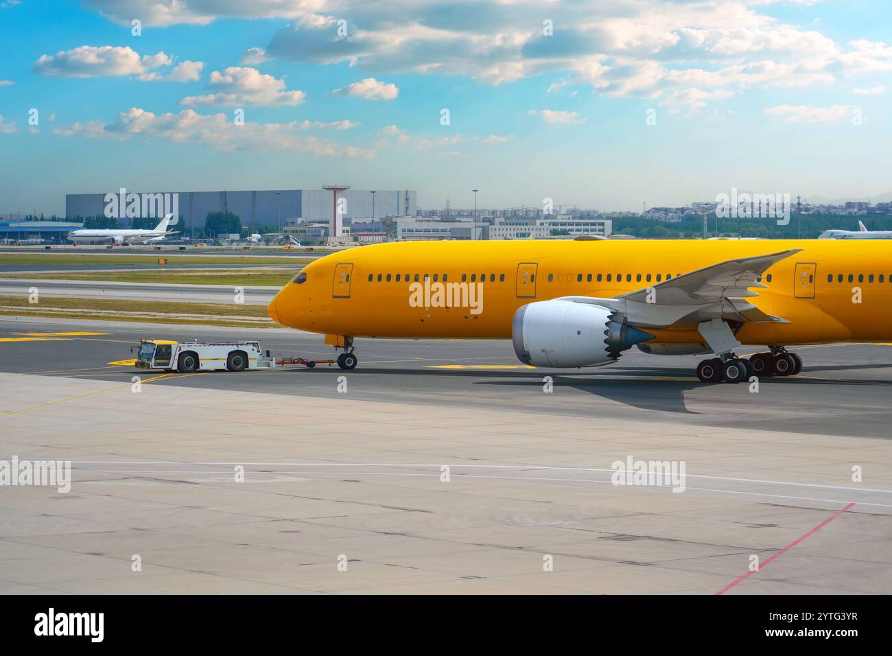 Das Flugzeug drückt den Schlepper vor dem Starten der Motoren und dem Rollen, Seitenansicht Stockfoto