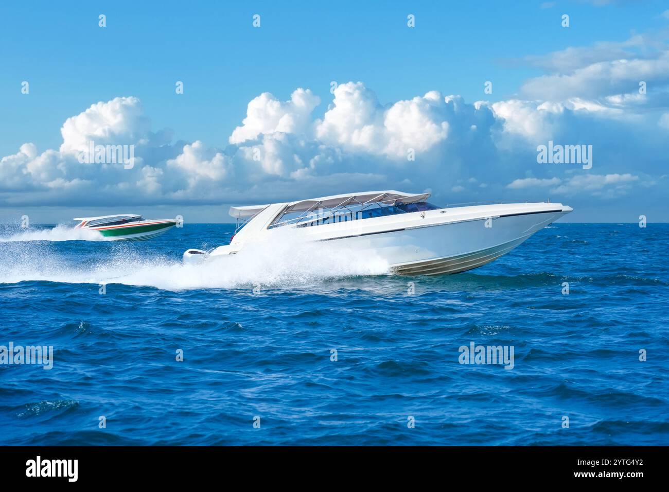 Schnellbootfahrt Überholen Sie sich bei Motorbooten-Rennen auf Hochgeschwindigkeitsreisen im Sommer. Stockfoto