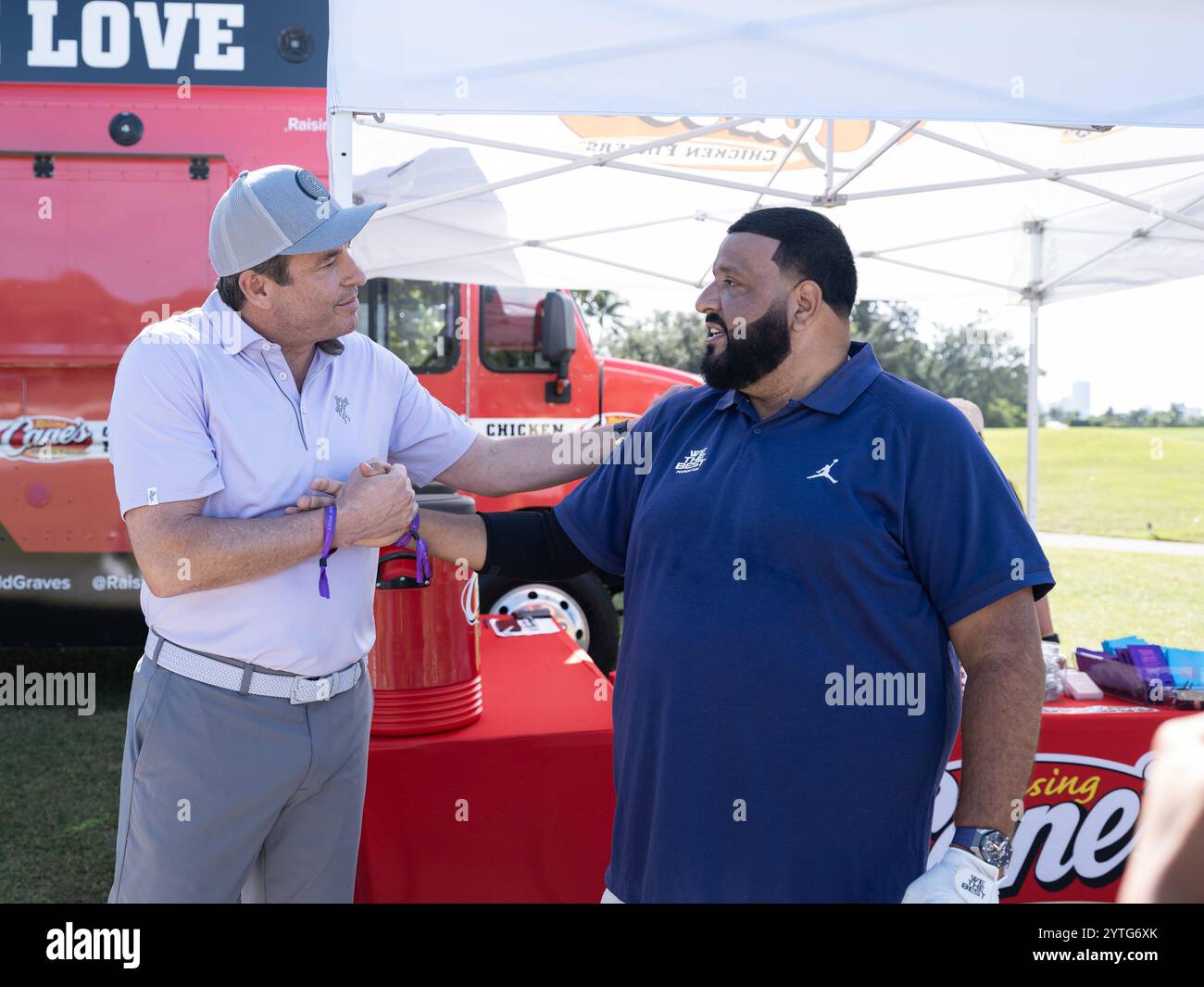 Miami Beach, USA. Dezember 2024. DJ Khaled dankt Todd Graves für seine Unterstützung und Freundschaft außerhalb des Raising Canes Food Trucks während des 2. Jährlichen „We the Best Golf Classic“ im Miami Beach Golf Club am 5. Dezember 2024 in Miami Beach, Florida. (Foto: Kory Savage/SIPA USA) Credit: SIPA USA/Alamy Live News Stockfoto