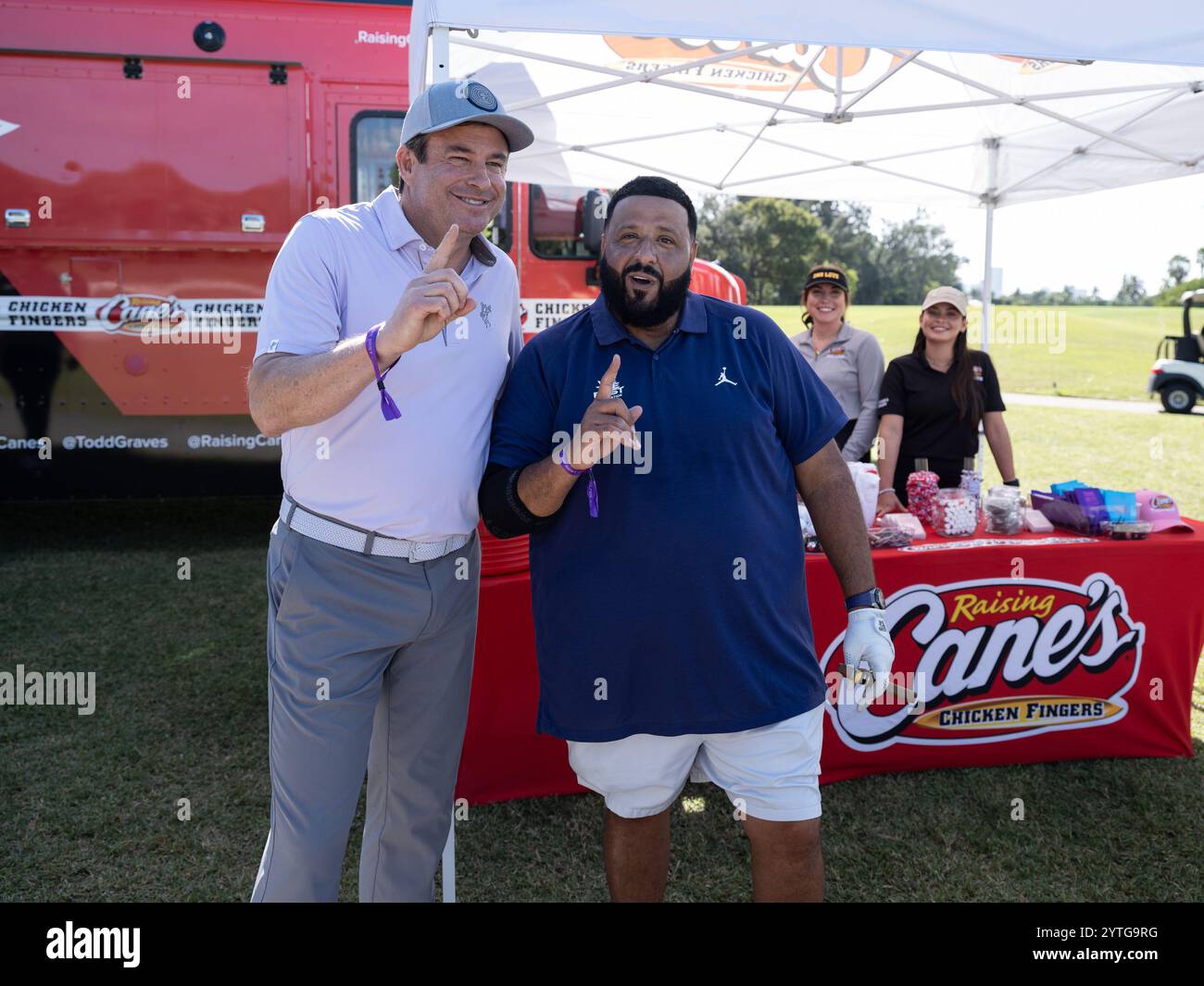 Miami Beach, USA. Dezember 2024. Todd Graves und DJ Khaled signalisieren „One Love“ vor dem Raising Canes Food Truck während des 2. Jährlichen „We the Best Golf Classic“ im Miami Beach Golf Club am 5. Dezember 2024 in Miami Beach, Florida. (Foto: Kory Savage/SIPA USA) Credit: SIPA USA/Alamy Live News Stockfoto