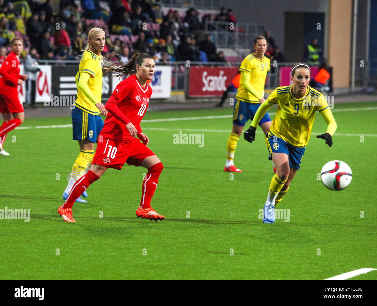 RAMONA BACHMANN bei einem internationalen Fußballspiel zwischen der Schweiz und Schweden in Eskilstuna 1:3. Die schwedische Spielerin Sofia Jakobsson und Kosovare Asllani Stockfoto